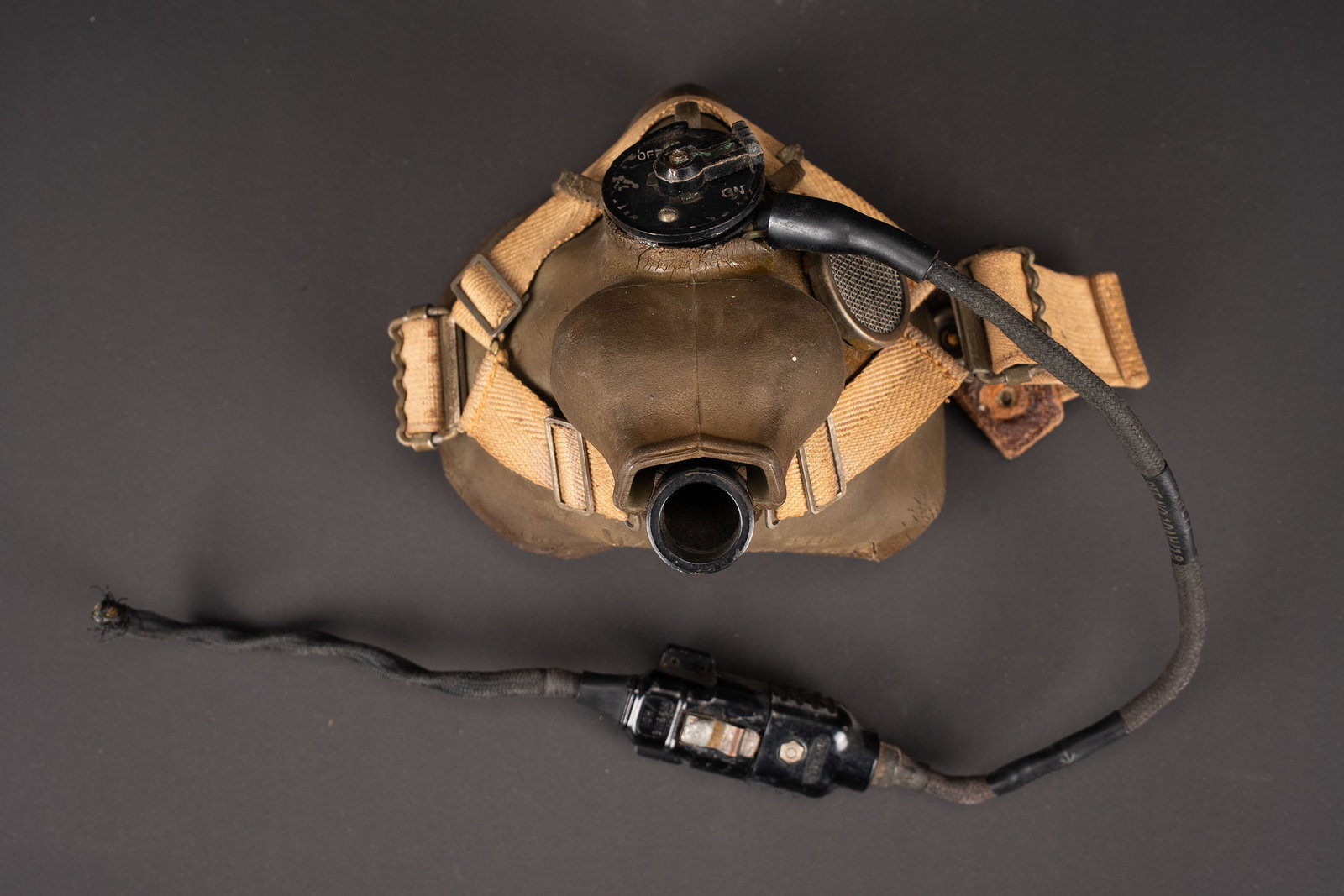 Masque a oxygene type H. British oxygen mask. (1 of 11)