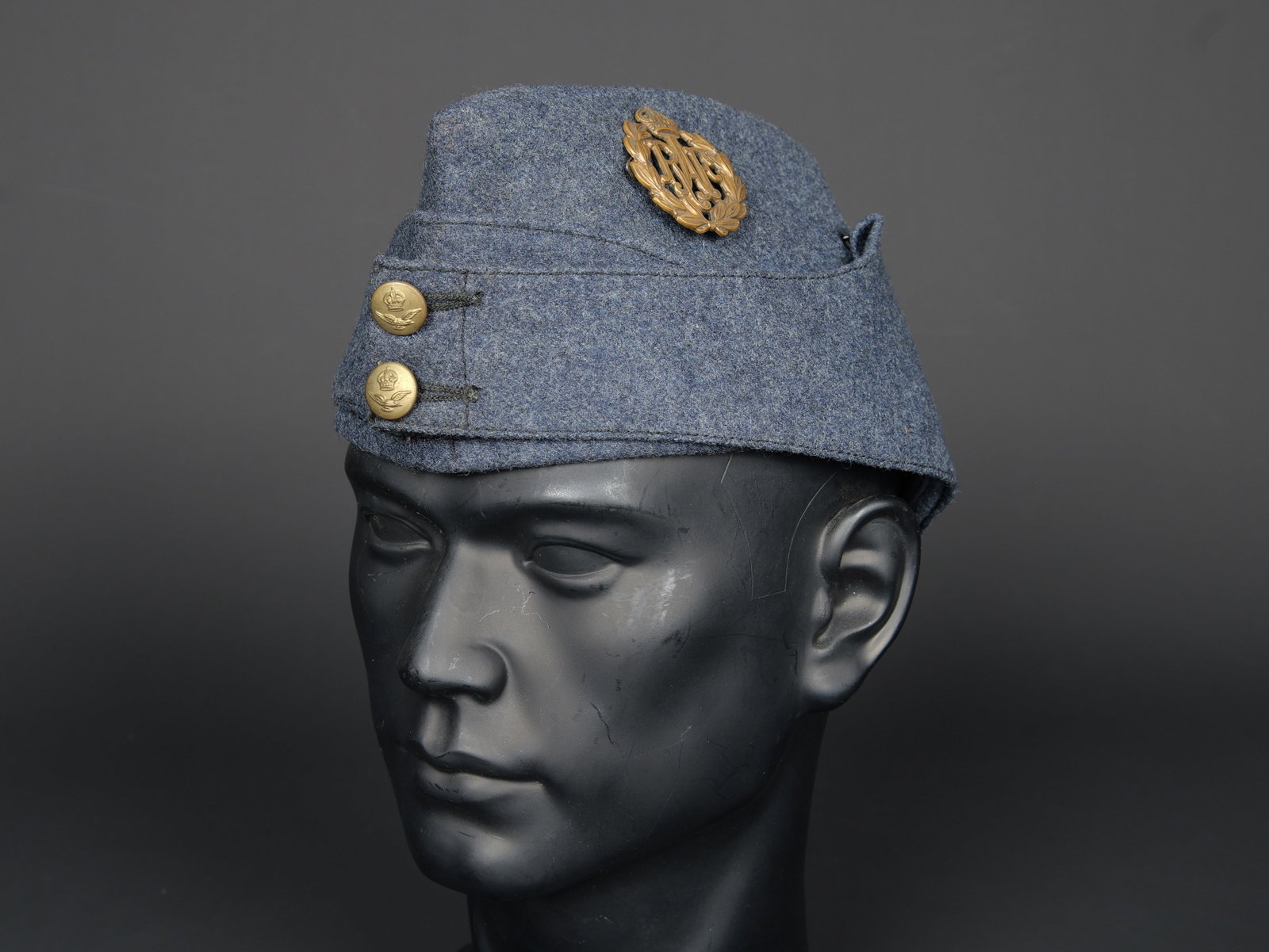 Calot RAF. British RAF garrison cap.: Calot RAF. En epais drap bleu. Deux boutons en laiton bien marque RAF. Cap Badge RAF en metal. L insigne n a pas ete demonte afin de verifier les attaches. Interieur double en tissu coton beige. Bande