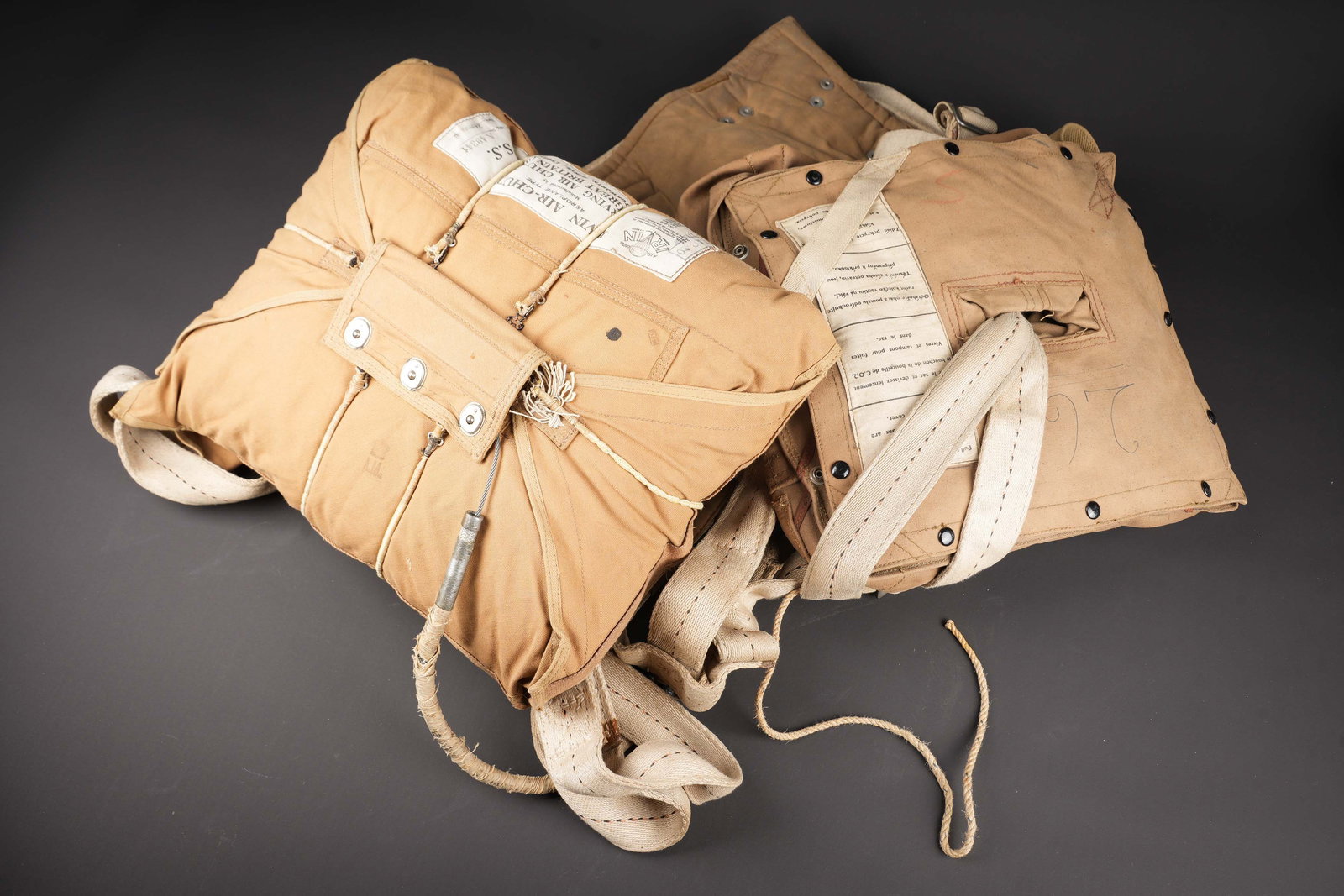 Parachute britannique. British parachute.: Parachute britannique. Harnais complet en forte toile coton blanche, avec surpiqures jaune et noir. Toutes les boucles sont presentes. Boucle d ouverture automatique complete, numero M284894. Ceinture