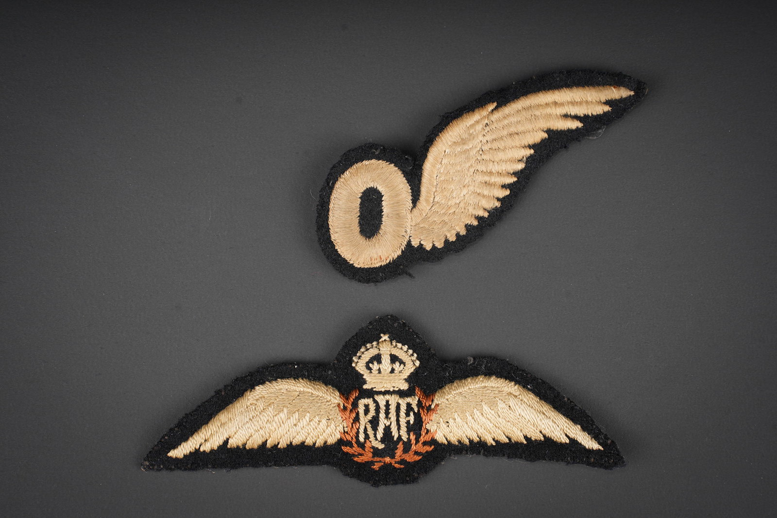 Brevets RAF. British RAF qualification badge.: Brevets RAF. Comprenant un brevet de pilote RAF, belle fabrication bombee, dos de la piece double en tissu coton noir. Etiquette moderne indiquant que cet insigne appartenait au pilote Gheude S. Un br