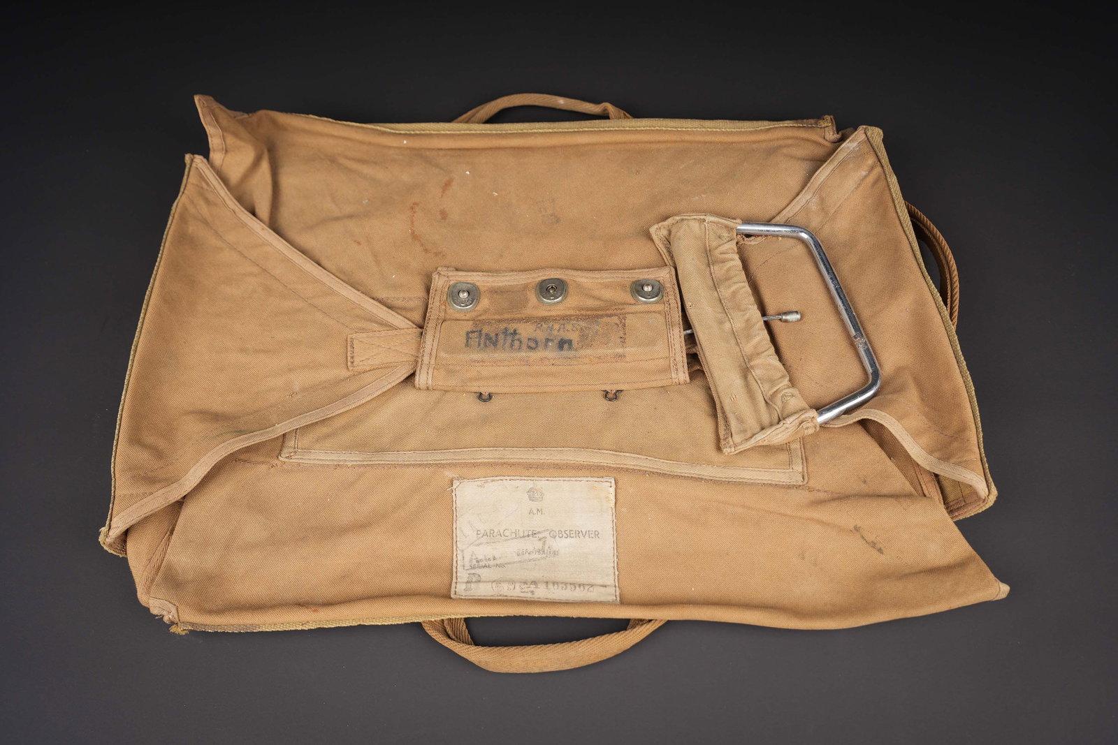 Parachute ventral Parachute Observer britannique. British observer chest parachute.: Parachute ventral Parachute Observer britannique. En forte toile marron. Les boutons pressions sont fonctionnels. La poignee d ouverture d urgence est complete. Les poignees de transport sont presente