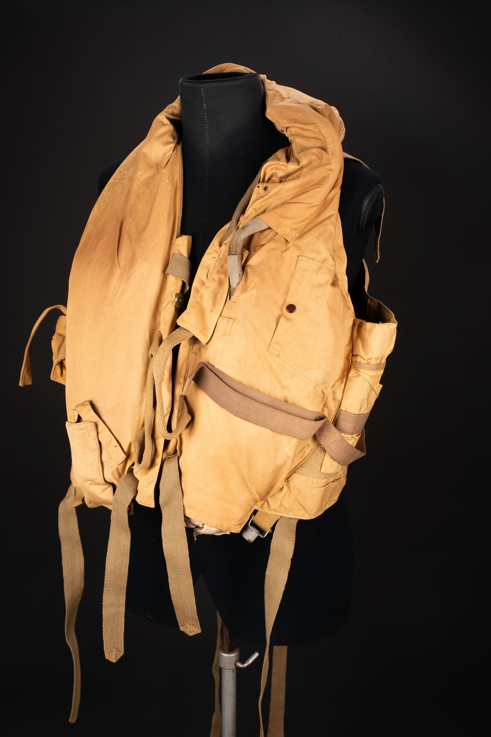 Life Vest Britannique. British life vest.: Life Vest Britannique. Pattern 41. En epais tissu de couleur jaune. Toutes les sangles sont presentes. La vessie est complete au niveau du col. Fermeture eclaire fonctionnelle. Tous les boutons sont p