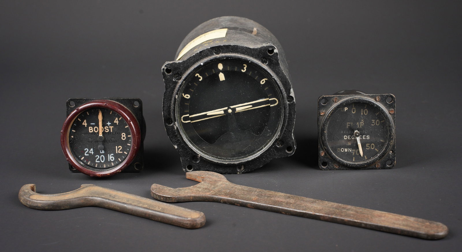 Instruments de vol RAF. RAF flight instruments.: Instruments de vol RAF. Comprenant un indicateur d assiette de l avion, marque Artificial Horizon. En metal, verre complet. Cadran fonctionnel. Marquages Sperry 6A/=1289. Un indicateur de temperature,