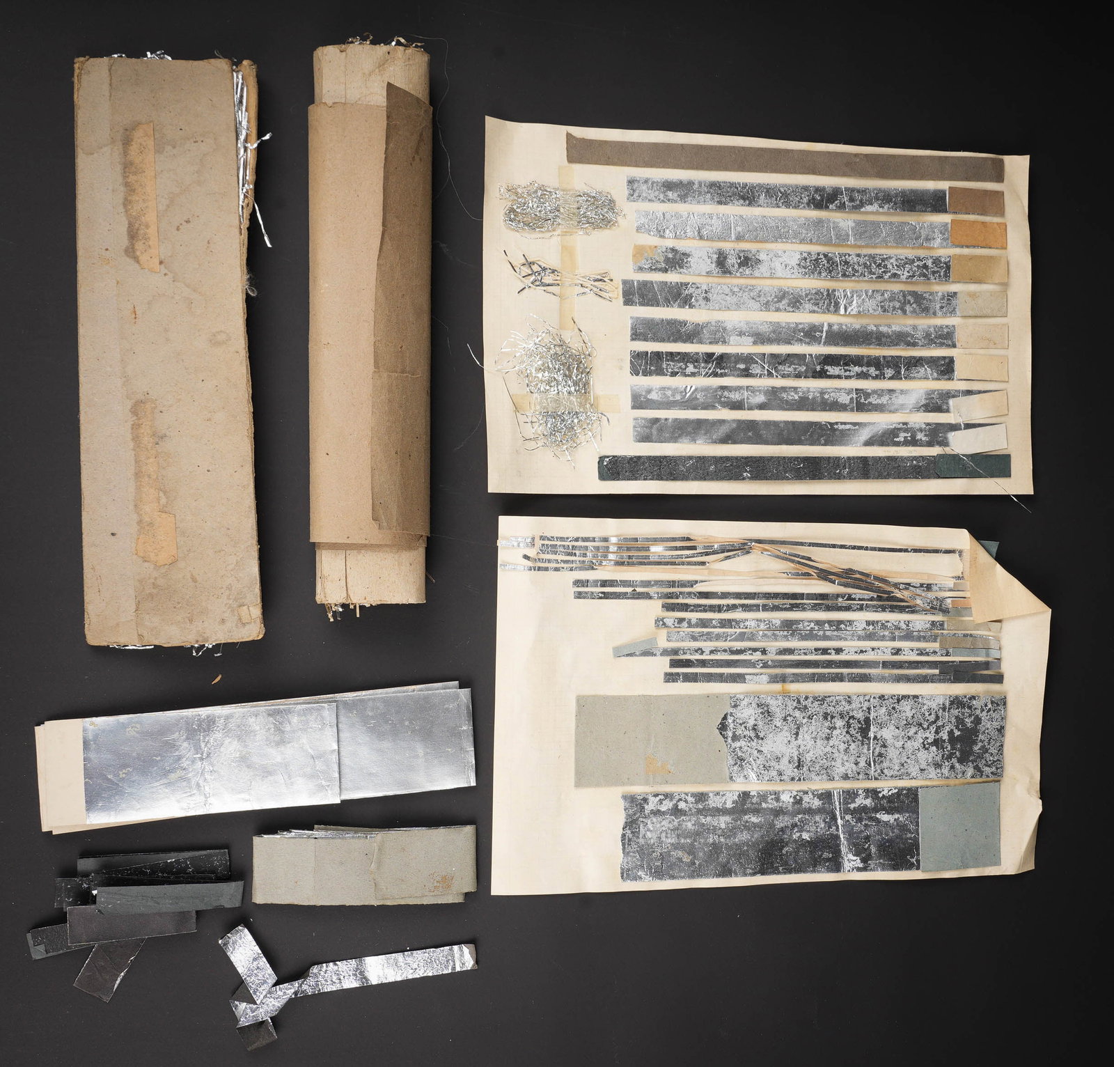 Bandelettes miroirs de la RAF. RAF mirror strips.: Bandelettes miroirs de la RAF. Nombreuses bandes, dont certaines sont encore pliees d origine. Divers modeles et tailles. Larguees d un avion, les bottes explosaient en une myriade de bandelettes