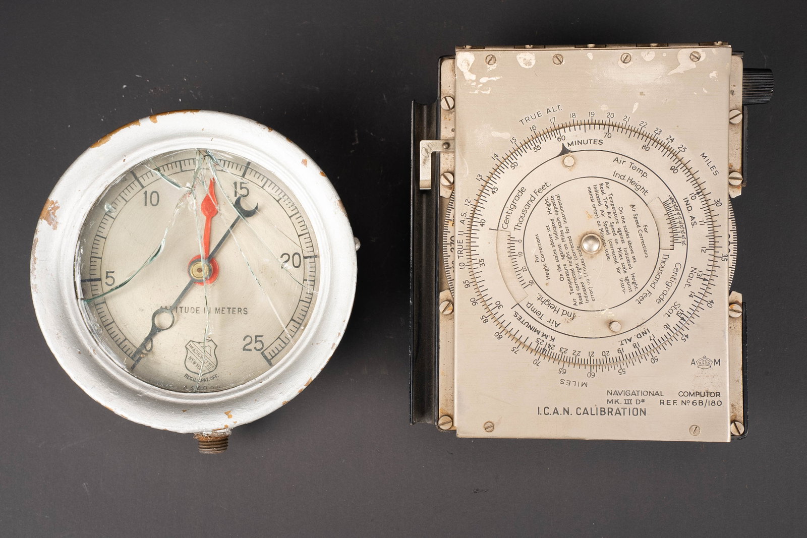 Equipements de vol RAF. RAF flight equipment.: Equipements de vol de la RAF. Comprenant un calculateur de vol en metal et bakelite noire. Modele se fixant sur la cuisse. Les sangles de fixation sont absentes. Marquages I CAN Calibration
