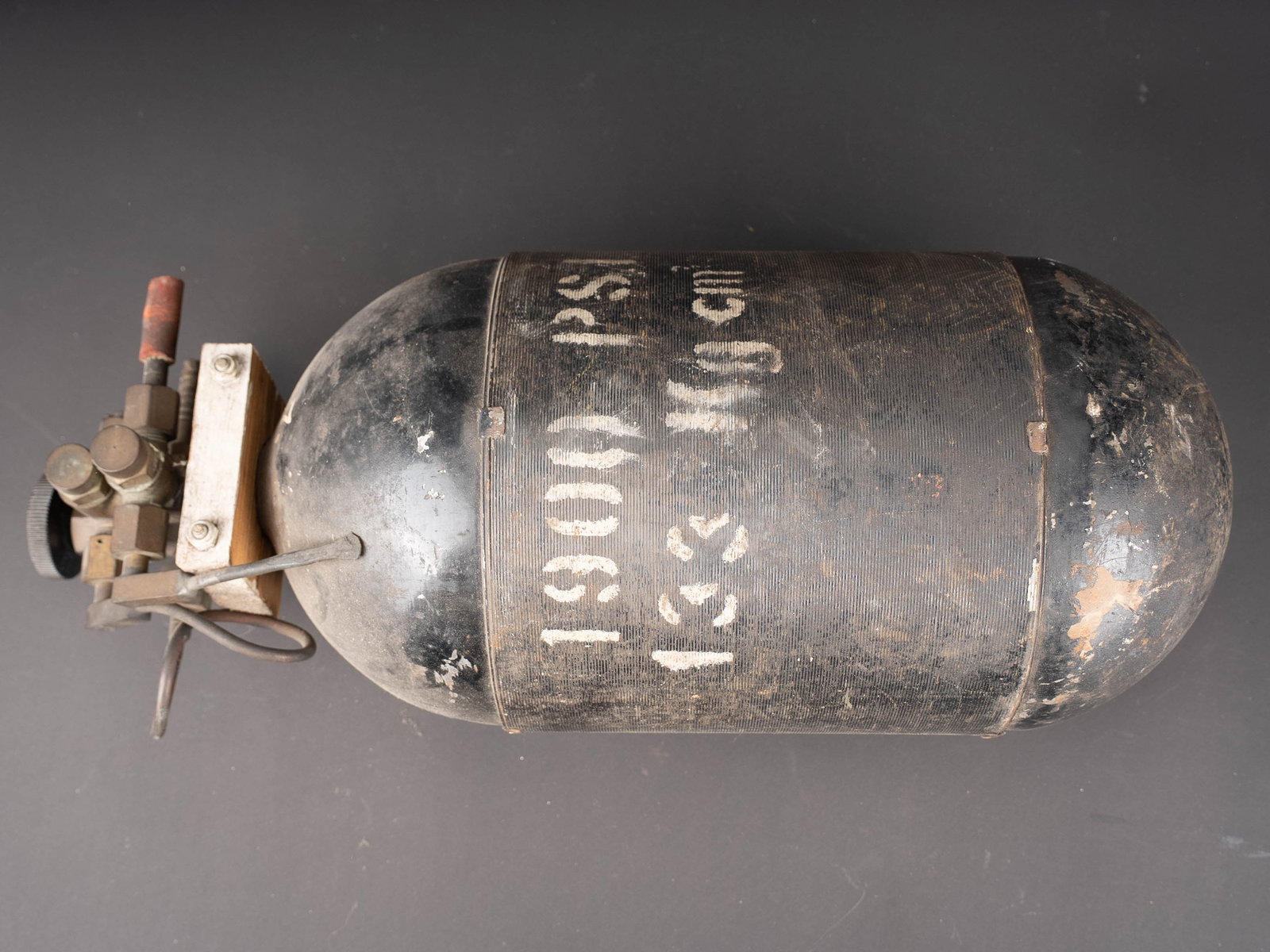 Bouteille d oxygene RAF. RAF oxygen bottle.: Bouteille d oxygene RAF. En metal, peinture noire a 70%. Les marquages sont illisibles. Le manometre est absent. Certaines pieces metalliques sont presentes. A noter une certaine usure et patine de