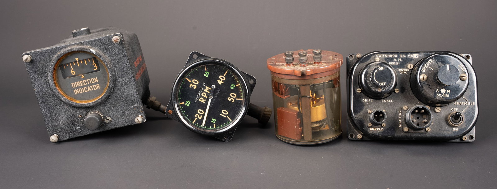 Instruments de bord de la RAF. RAF cockpit instruments.: Instruments de bord de la RAF. Comprenant un instrument Direction Indicator, marquages AM 6A/602 8777/42. Une facade en bakelite, marquee Switchbox BS MK XIV AM REF 5C/2799. Toutes les pieces mobiles