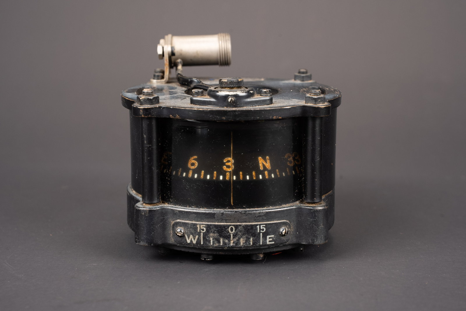 Compas de vol. Flight compass.: Compas de vol. En metal. Peinture a 80%. Toutes les pieces mobiles sont presentes. Liquide complet. Fonctionnel. Sans marquages visibles. A noter une certaine usure et patine de la piece. Etat II+.