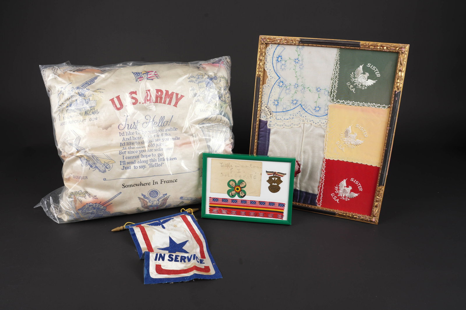 Sweartheart US. US sweetheart item: Sweatheart US. Comprenant un coussin. Housses en tissu imprime et marque US ARMY, SGT Julius Williams. Un petit fanion de fenetre In Service avec linsigne de lUSAAF. Un trefle FI Solidarite. Un