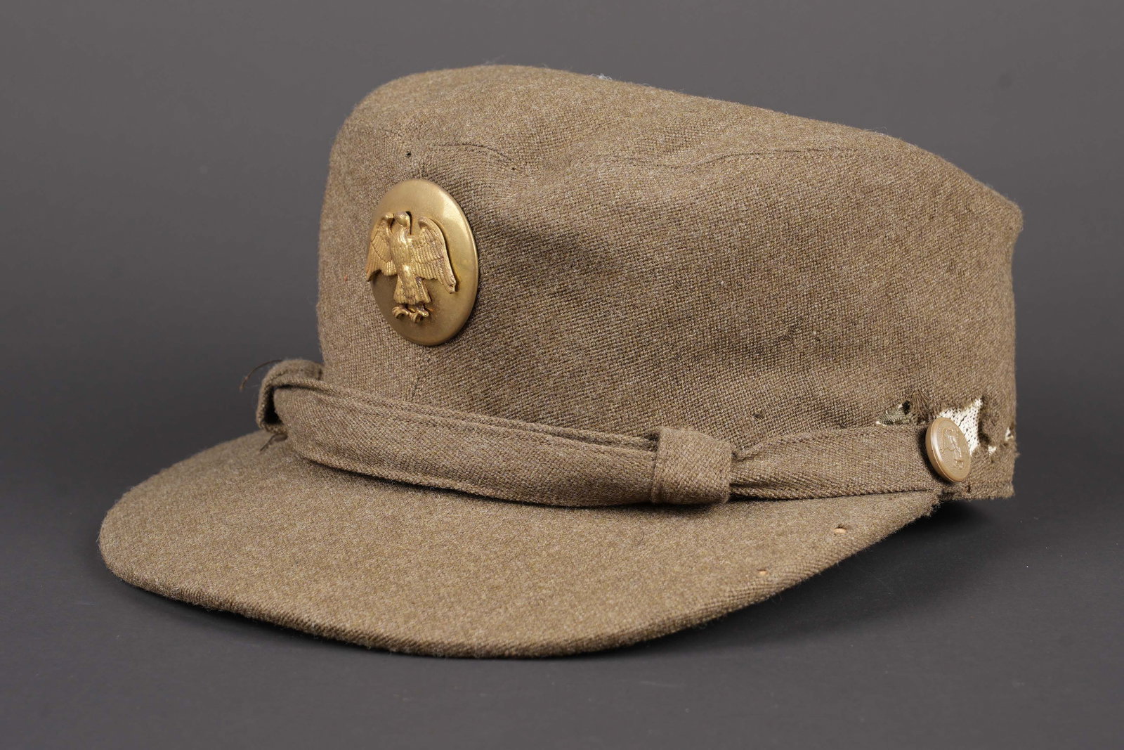 Casquette dauxiliaire feminin US. US female auxiliary cap: Casquette dauxiliaire feminin US. En gabardine kaki. Fausse jugulaire complete, maintenue par deux boutons en bakelite. Insigne des axillaire feminin en metal, couleur or. Interieur double en