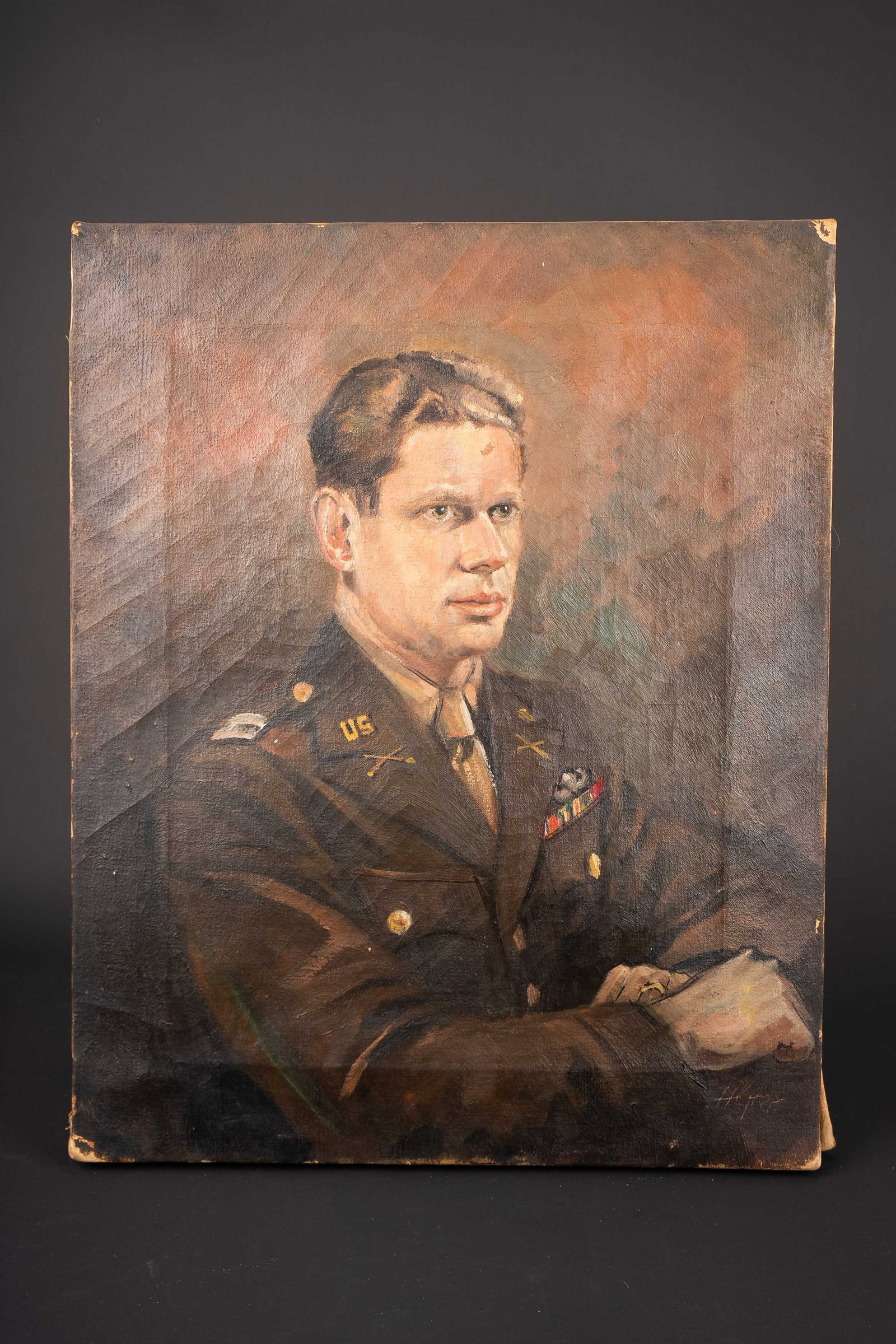 Toile representant un officier US. Painting depicting a US officer: Toile representant un officier US. Peinture en couleur representant un capitaine de lUS Army. Toile fixee sur un chassis en bois, mais partiellement distendue. Dimensions 42 x 51 cm. A noter une