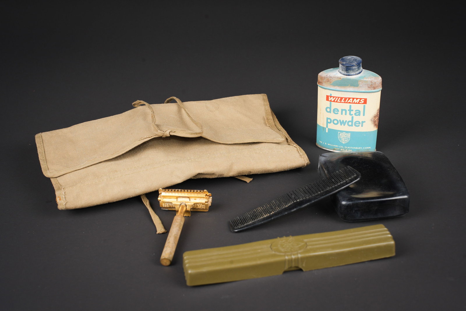 Trousse de toilette dofficier US. US officer’s toiletry kit (1 of 6)