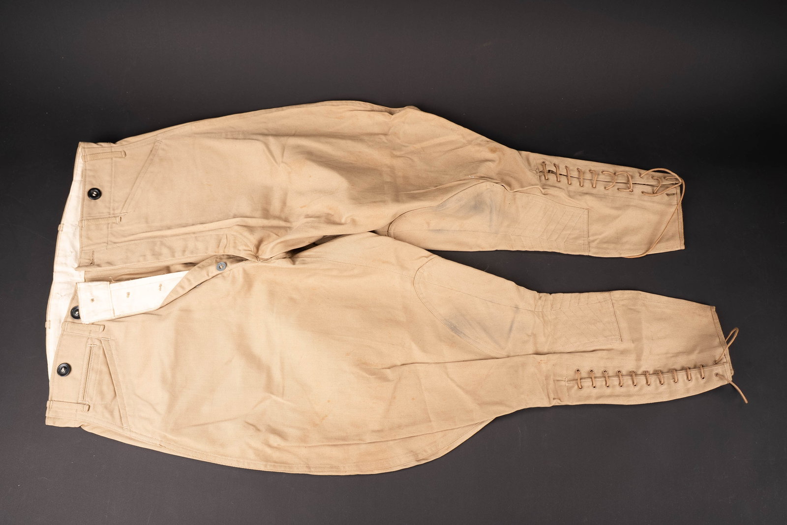 Pantalon culotte de cheval dofficier US. US officer’s breeches: Pantalon culotte de cheval dofficier US. En tissu coton chino. Bas des jambes fermant par un lacage a onze œillets. Les lacets sont presents. Tous les boutons sont presents. Interieur double en tissu