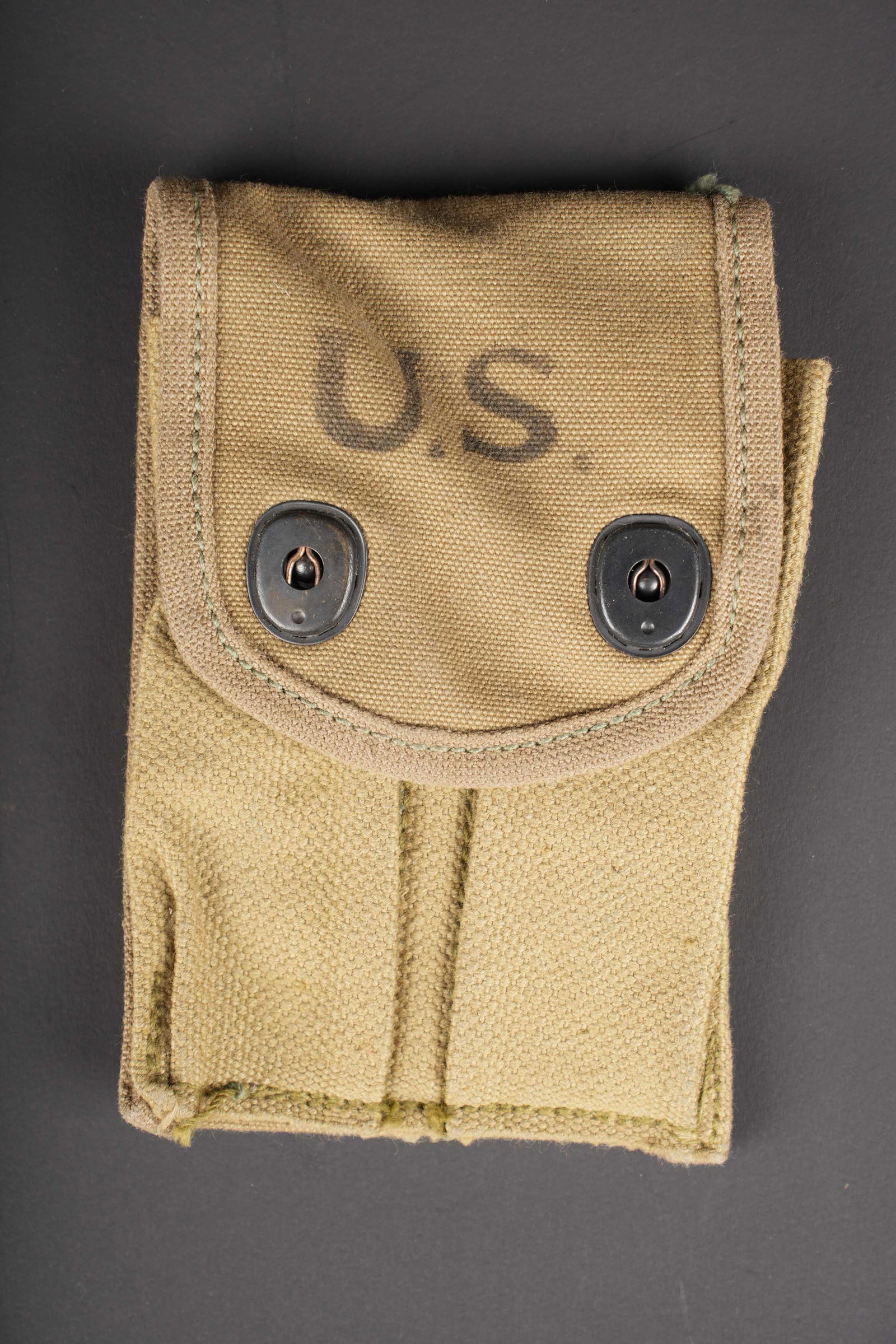 Pochette pour chargeurs de Colt 45. Magazine pouch for Colt .45 magazines: Pochette pour chargeurs de Colt 45. En forte toile OD3. Beau marquage US sur le rabat. Les boutons pression sont fonctionnels. Fabrication RH LONG 11-18. A noter une legere usure et patine de la piece