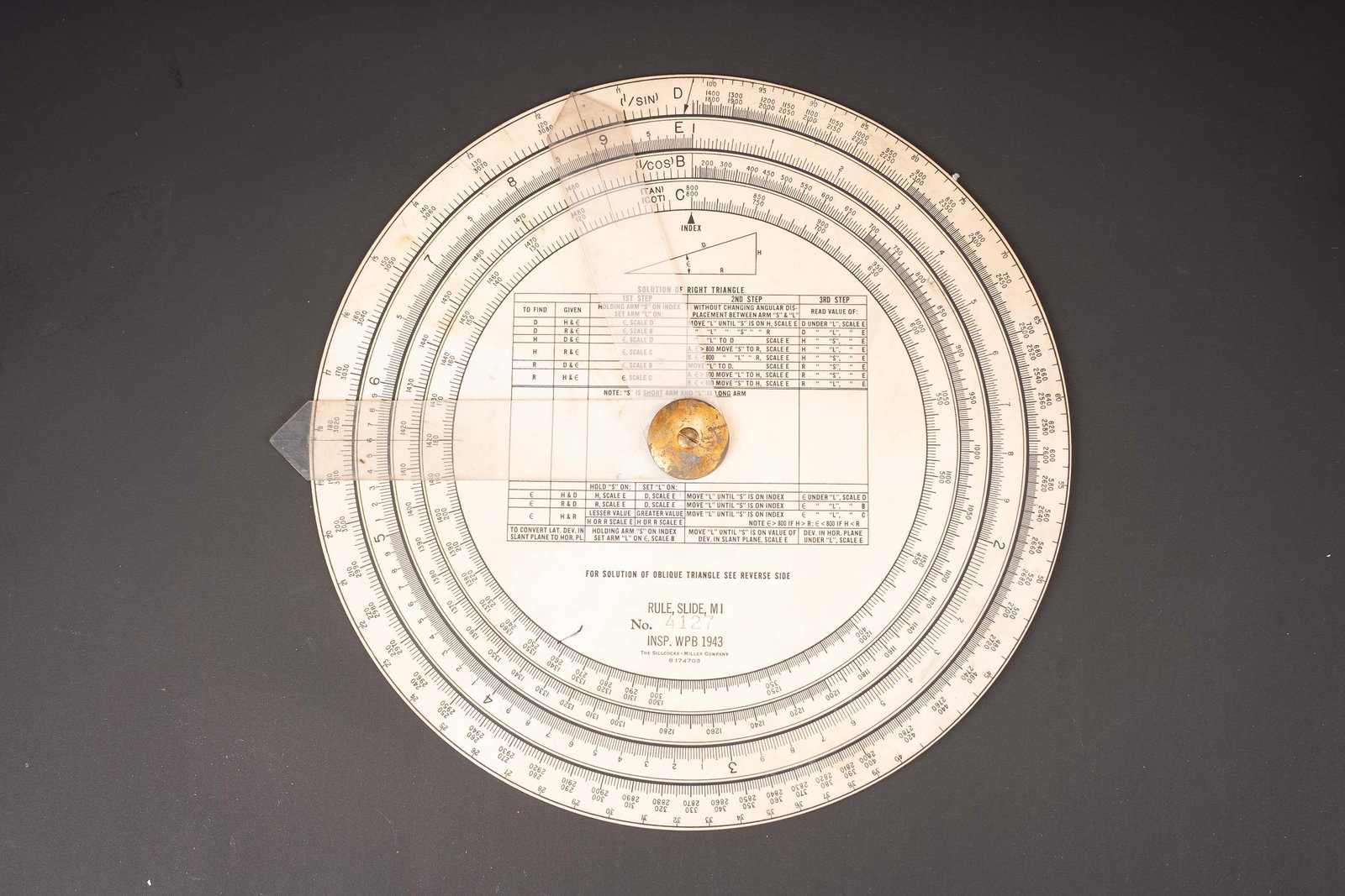 Disque de calcul M1. US M1 calculating disk: Disque de calcul M1. En bakelite souple. Les aiguilles transparentes sont presentes. Marquages Rule Slide M1 No 4127 Insp WPB 1943. Diametre 30 cm. A noter une certaine usure et patine de la piece. Et