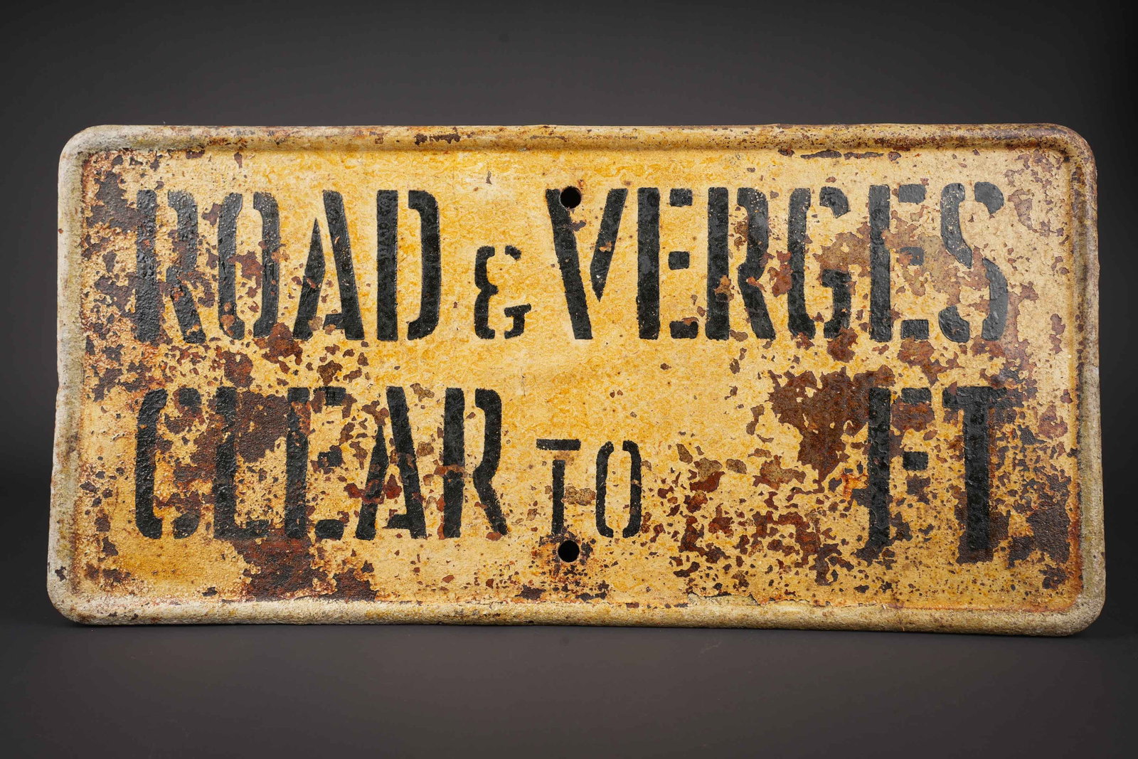 Panneau US. US Army metal sign.: Panneau US. En metal. Bordures bombees. Fond du panneau peint en blanc. Marquages au pochoir Road & Verges Clear to FT. Deux points de fixation. Nombreuses marques dusures et doxydation. Afin deviter 