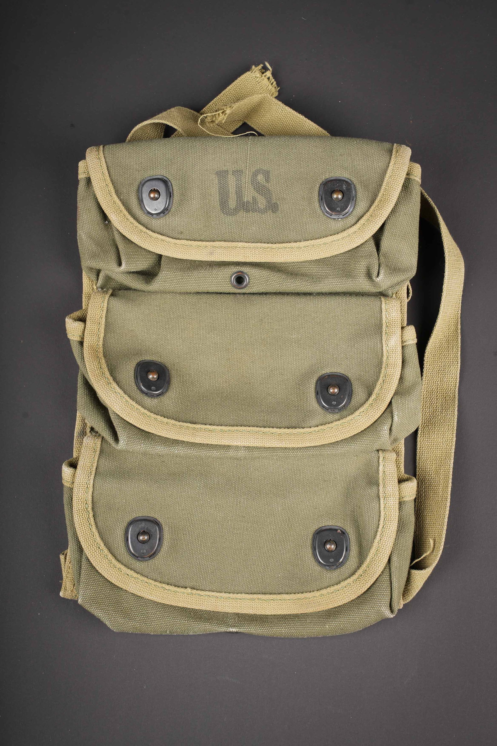 Housse porte grenade US. US grenade carrier cover (1 of 5)