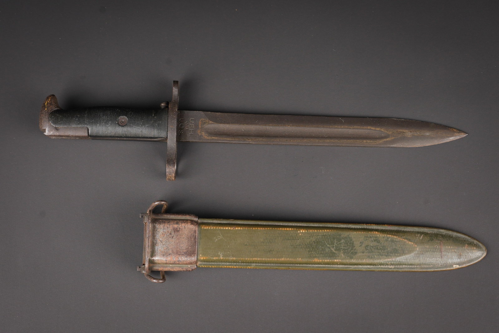 Baionnette courte de Garand. US M1 Garand bayonet.: Baionnette courte de Garand. Garnitures en metal, en couleur dorigine a 60%. Plaquettes en bakelite noire striees. Le bouton poussoir est fonctionnel. Belle lame dans sa couleur dorigine a 80%. Fabric