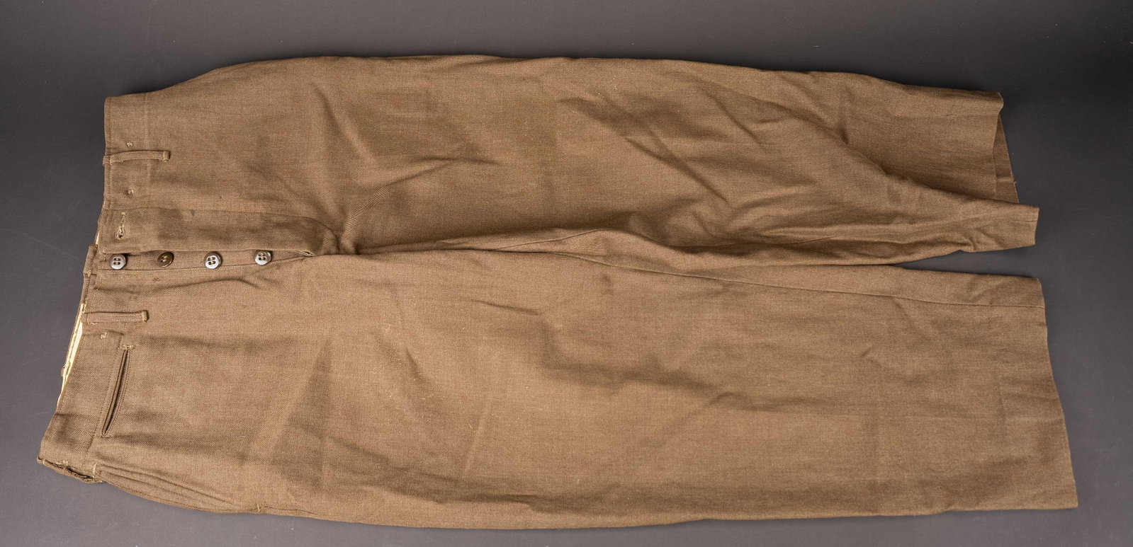 Pantalon US. US Amry tousers.: Pantalon US. En tissu type chocolat. Tous les boutons sont presents. Bavette anti-gaz complete. Interieur double en tissu coton blanc. Taille W30 L29. Etiquette fabricant datee du 4 decembre 1944. A n