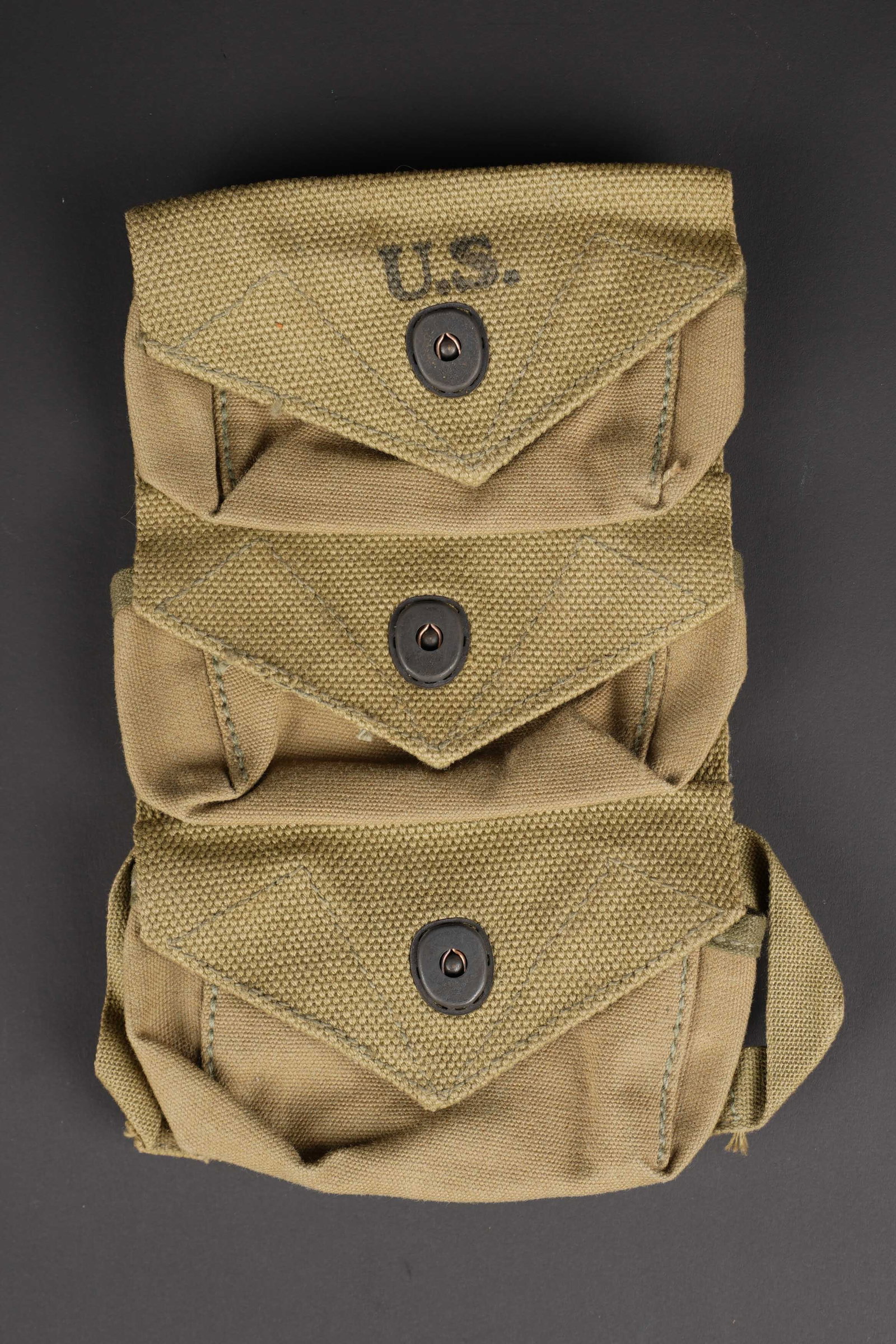 Pochette pour grenade US. US Army grenade pouch. (1 of 4)