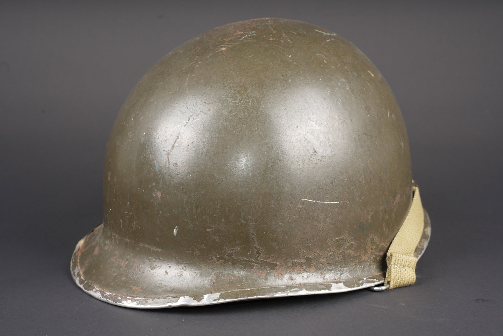 Casque USM1. US Army M1 helmet.: Casque USM1. Coque de casque USM1. Fermeture du jonc a lavant. Numero de lot 1029. Pontets mobiles. Jugulaires posterieures. Interieur de la coque disposant dun marquage A a la peinture jaune. Peintur