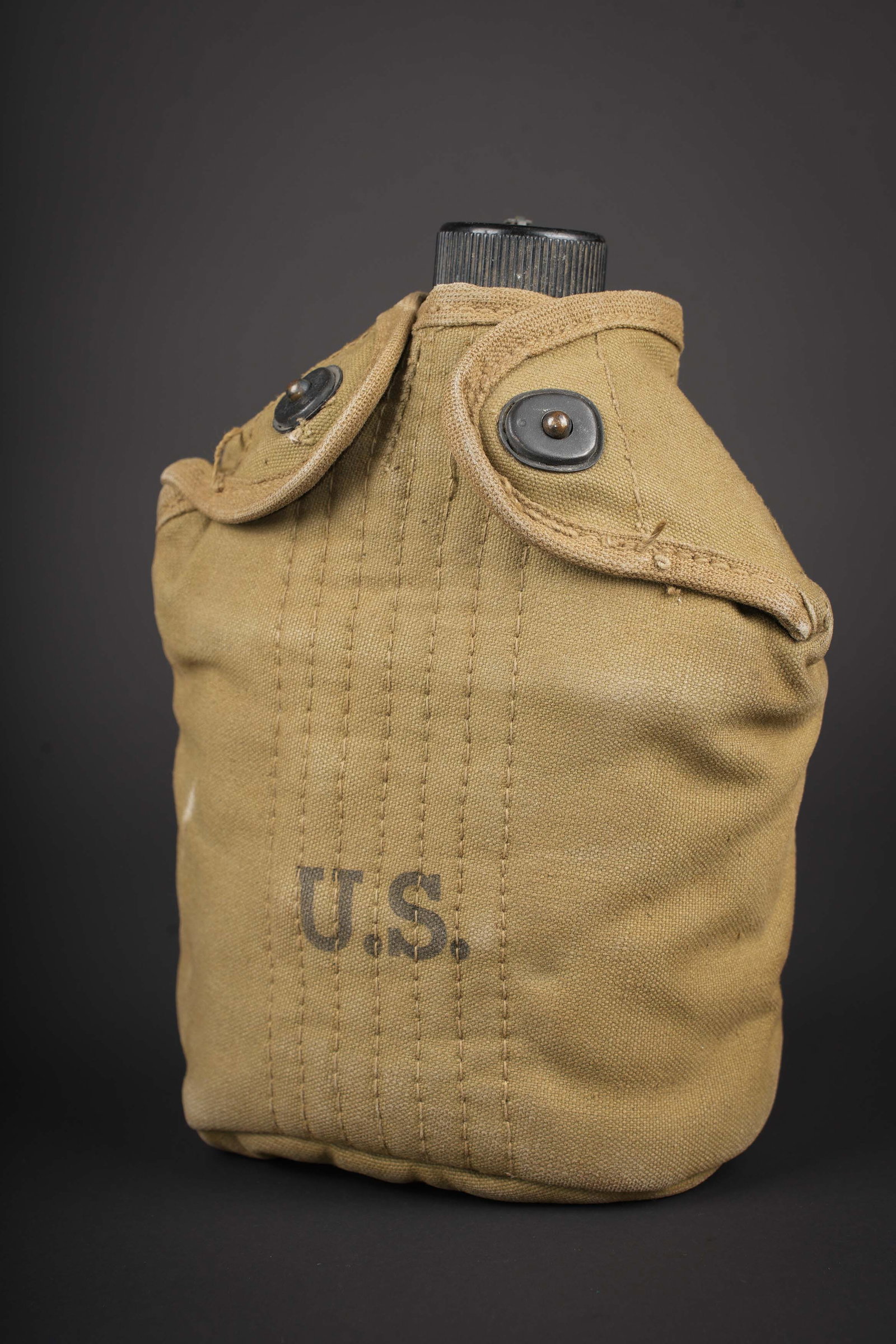 Gourde US. US Army water bottle.: Gourde US. Belle housse en forte toile OD. Les boutons pressions sont fonctionnels. Le crochet de fixation au ceinturon est present. Tres beau marquage US sur la face avant. Interieur double dune feut