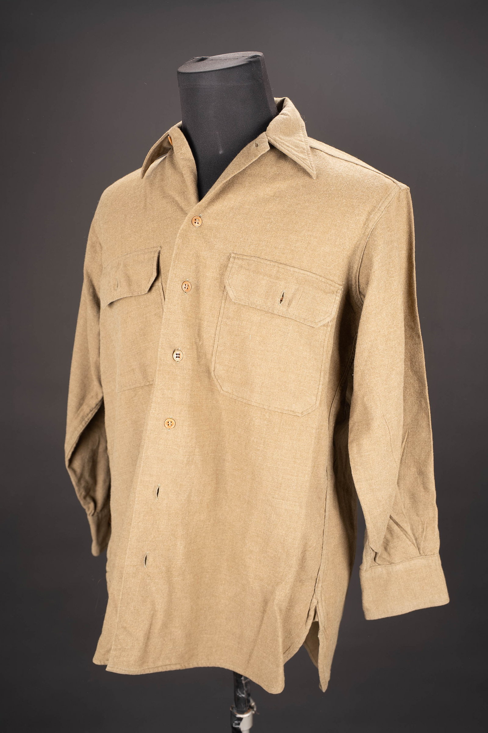 Chemise moutarde US. US Army mustard shirt.: Chemise moutarde US. En drap kaki, tous les boutons sont presents. Modele sans bavette anti-gaz. Restes de marquages illisibles dans le col. Etiquette fabricant absente. A noter une certaine usure et 