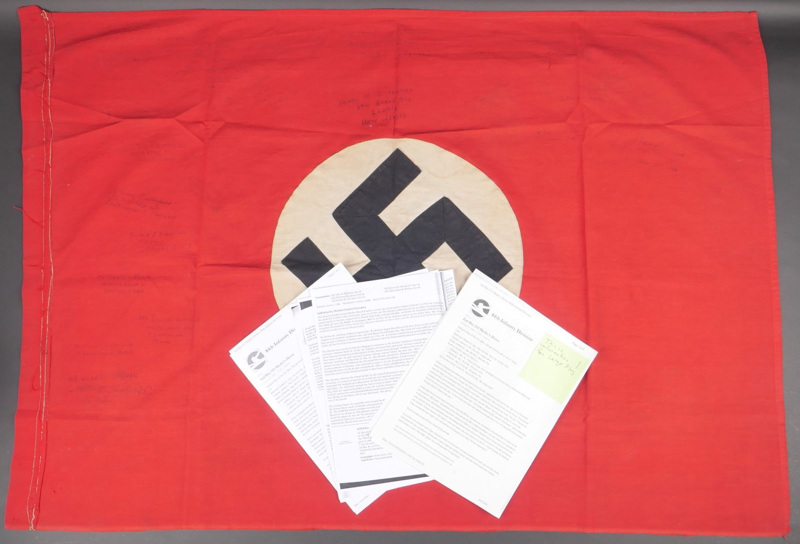 Drapeau de prise 84TH DI. German flag take from The 84th DI.: Drapeau allemand de prise en plusieurs parties d’ un soldat de la 84 DIUS mesurant environ 115 cm x 80 cm. Il est marque en haut au centre, au dessus de la croix centrale Second Battalion Medical Se