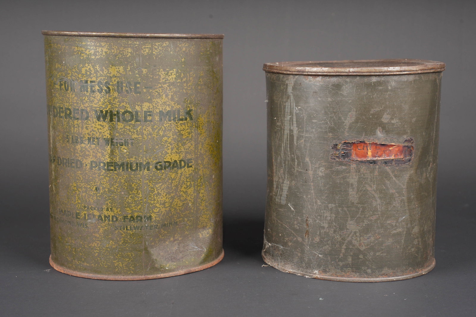 Boites de ration US. US Army ration tins.: Boites de rations US. Comprenant une boite de conserve, vide, couvercle marque Army Spread Preserved Butter, fabrication de Baltimore. Une boite de conserve, complete, jamais ouverte, marquee Powdered