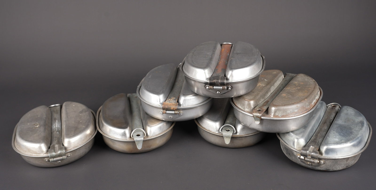Gamelles US. US Army mess kits.: Gamelles US. Comprenant sept gamelles completes. Fabrication EACO 1943, EACO 1944, Leyse 1945. Monarch 1944, EACO 1944, Massillon 1945 et TAC 1942. Divers etats. A noter une certaine usure et patine d