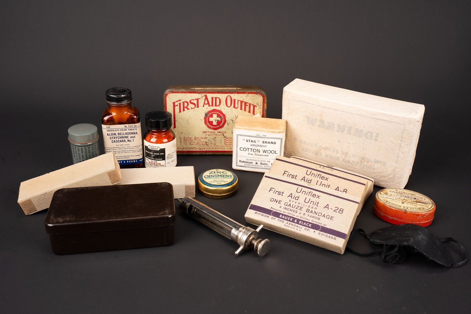 Accessoires medicaux US. US Army medical accessories.: Accessoires medicaux US. Comprenant une boite en bakelite marron, epingles a nourrice complete. Une seringue en verre dans sa boite en carton dorigine. Trois boites de pansements Uniflex First Aid Uni