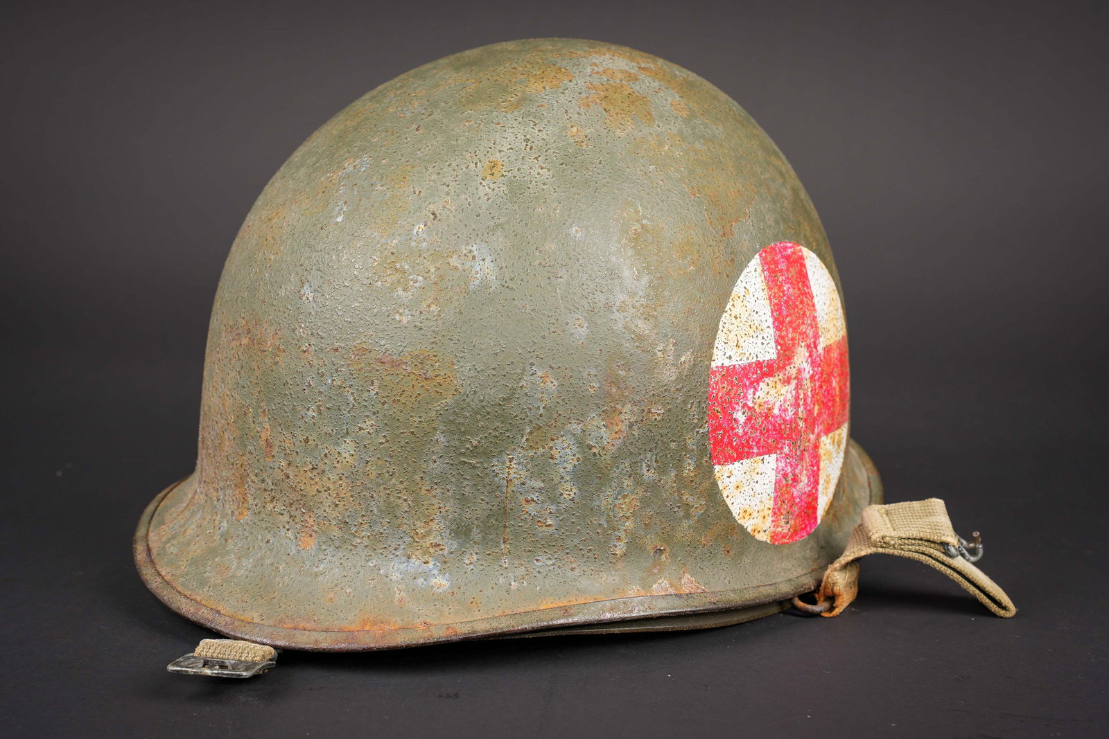Casque USM1 infirmier. USM1 medic helmet.: Casque USM1 infirmier. Coque de casque USM1. Fermeture du jonc a lavant. Numero de lot illisible. Pontets mobiles. Les jugulaires sont presentes, mais fortement usees. Peinture et cork visiblement rec