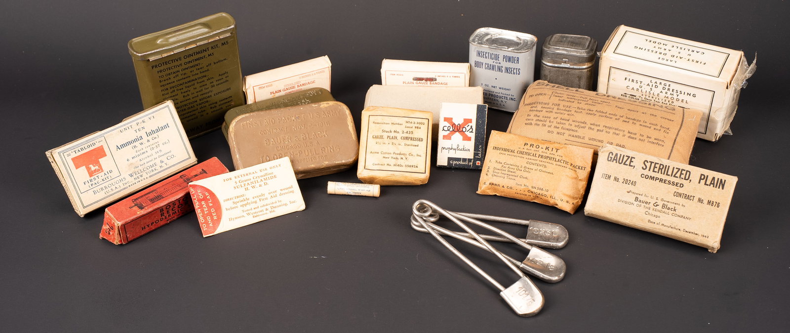 Accessoires medicaux US. US Army medical accessories.: Accessoires medicaux US. Comprenant un pansement britannique, date decembre 1939. Une seringue en boite, marquee Boston Record Hypodermic Syringe. Un pansement Battle Dressing Small. Une boite
