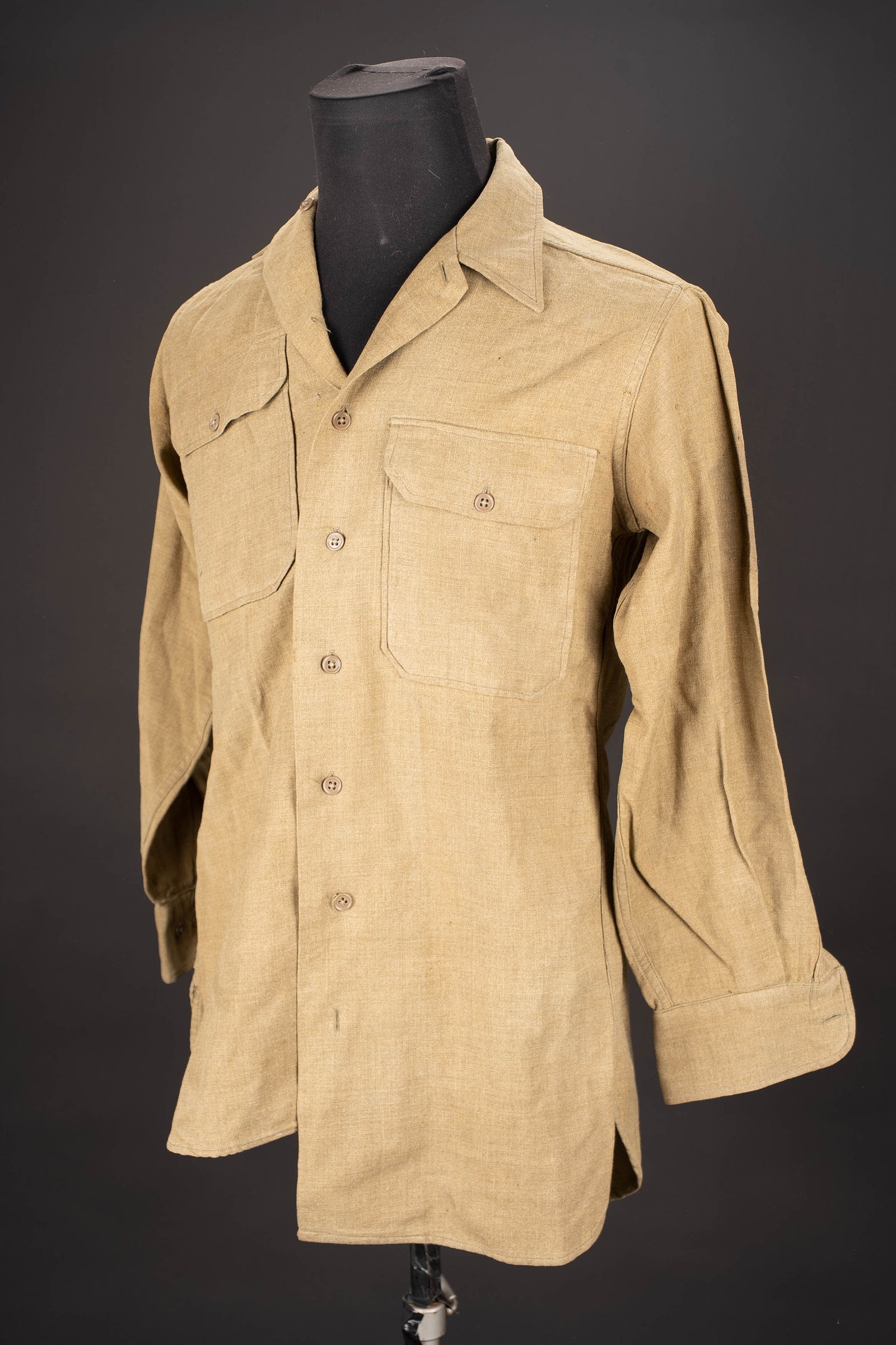 Chemise moutarde US. US Army mustard shirt.: Chemise moutarde US. En drap de laine kaki. Bavette anti-gaz decoupee. Etiquette dans le col indiquant une taille 14 1/2-33. Etiquette du fabricant absente. A noter une certaine usure et patine de la