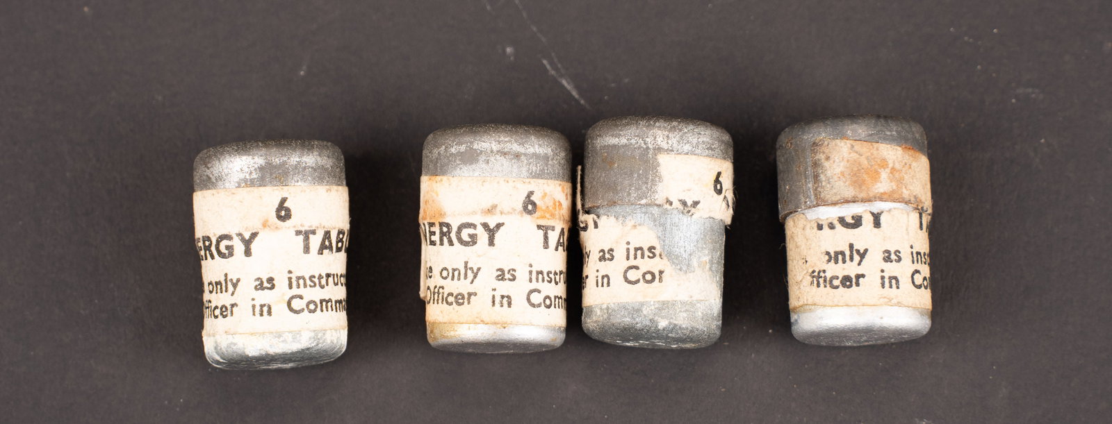Pastilles denergie US. US Army energy tablets.: Pastilles denergies US. Quatre flacon en metal. Complets. Etiquettes marquees 6 Energy tablets. A noter une certaine usure et patine des pieces. Etat II+. US energy tablets. Four complete metal