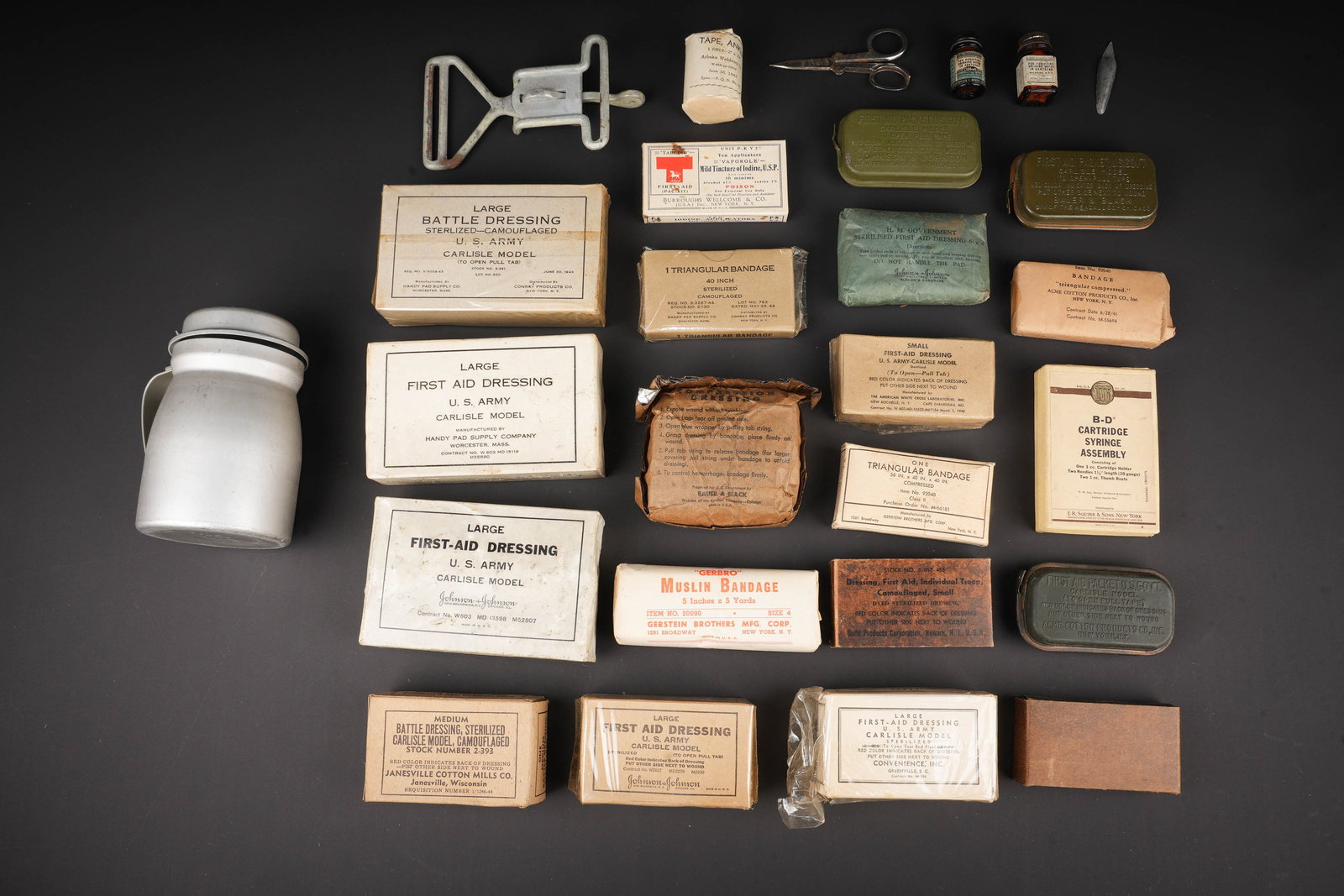 Ensemble daccessoires medicaux US. Set of US medical accessories.: Ensemble daccessoires medicaux US. Comprenant une boite complete, jamais ouverte, marquee BD Cartridge Syringe Assembly, fabrication ER Squibb NY. Un paquet de pansement, jamais ouvert, Sterilised