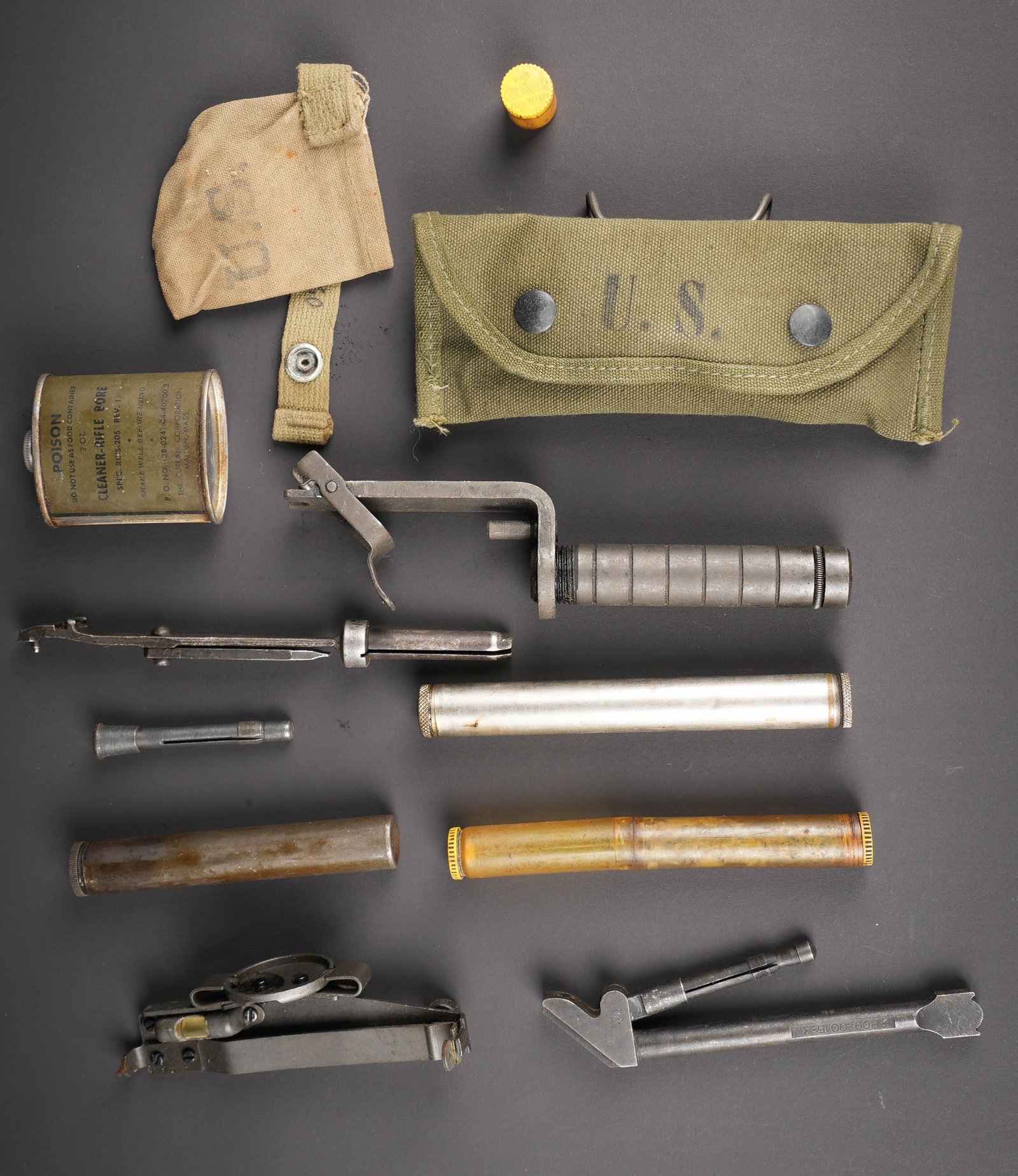 Accessoires darmement US. US Army weapon accessories.: Accessoires darmement US. Comprenant un couvre bouche de canon de fusil US, en forte toile OD, le boutons pressions sont fonctionnels, beau marquage US, sans date visible, Laundry Number W-7260. Un pe
