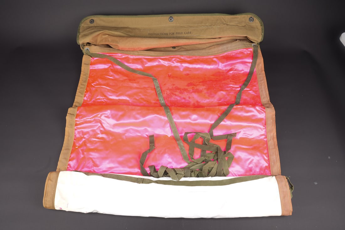 Panneau de signalisation US. US Army signalling panel: Panneau de signalisation US. Housse en epaisse toile OD. Les sangles de fermeture sont presentes. Les boutons pressions sont fonctionnels. Marquages Panel AE 140B Red. Notice presente sous le rabat.