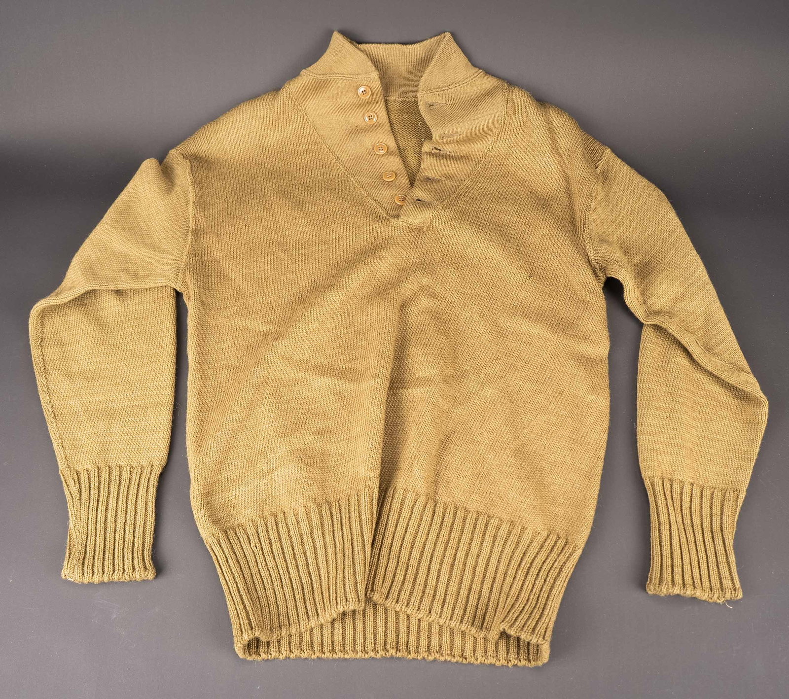Pull 5 boutons US. US five-button sweater.: Pull cinq boutons US. En epaisse laine OD. Boutons complets. Trace dune etiquette dans le col. Sans marquages visibles. Tres bonne taille mannequin. A noter une legere usure et patine de la piece, ain