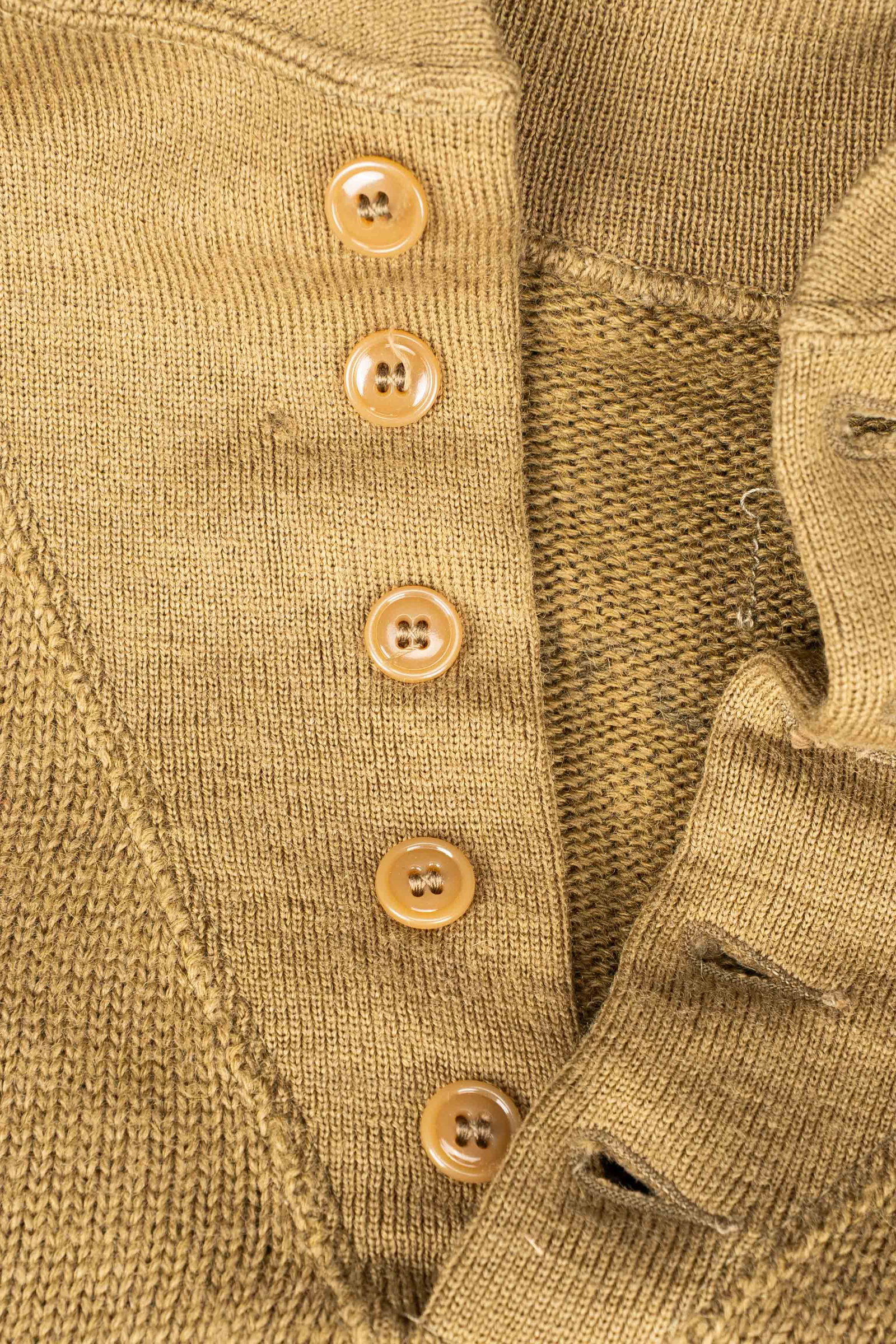 Pull 5 boutons US. US five-button sweater. - 2