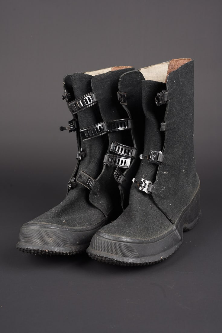 Overshoes US. US Army Overshoes.: Overshoes US. Paire homogene en feutre et caoutchouc noir. Quatre crochets de fermeture. Semelles en caoutchouc marquees Ball Band Trade Mark Victory. Les marquages interne sont presents mais