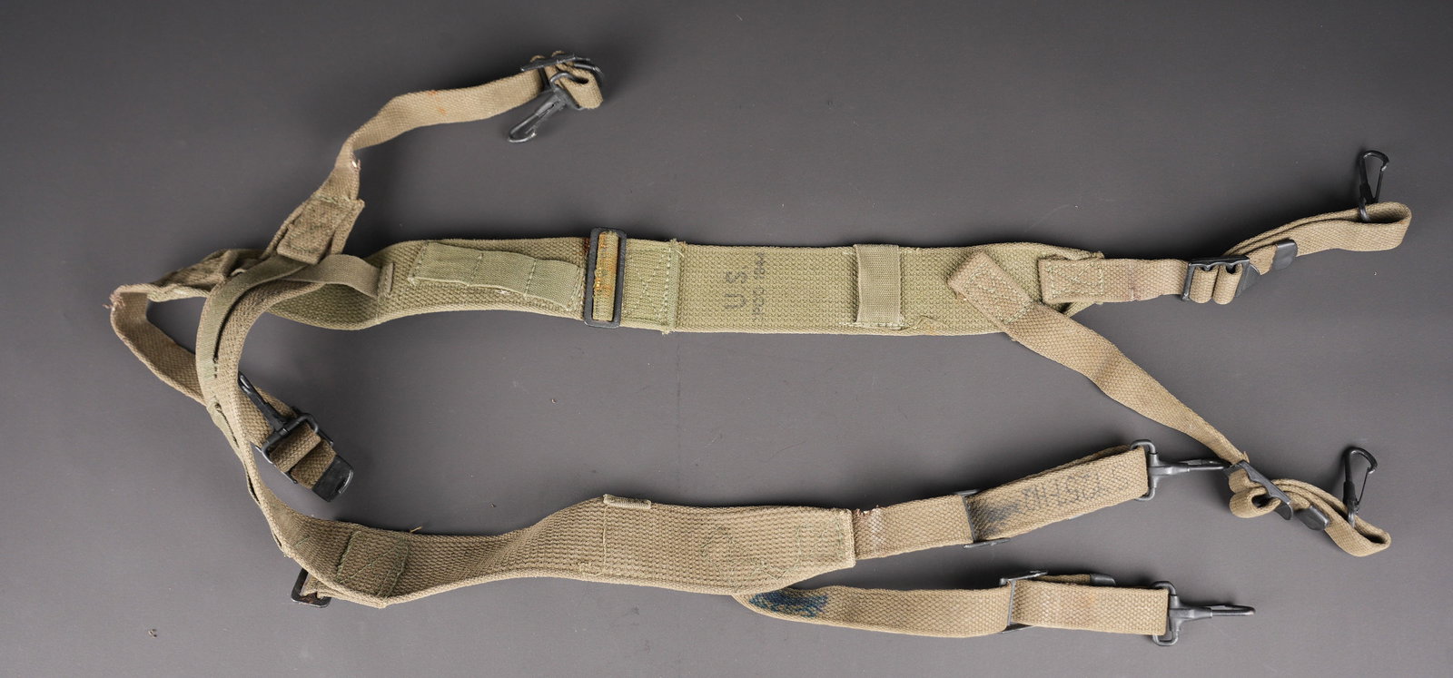 Brelage M-44. US M44 suspenders.: Brelage M-44. En forte toile OD7. Tous les mousquetons sont presents et fonctionnels. Code fabricant illisible. Date 1944. A noter une certaine usure et patine de la piece. Etat II+. M-1944