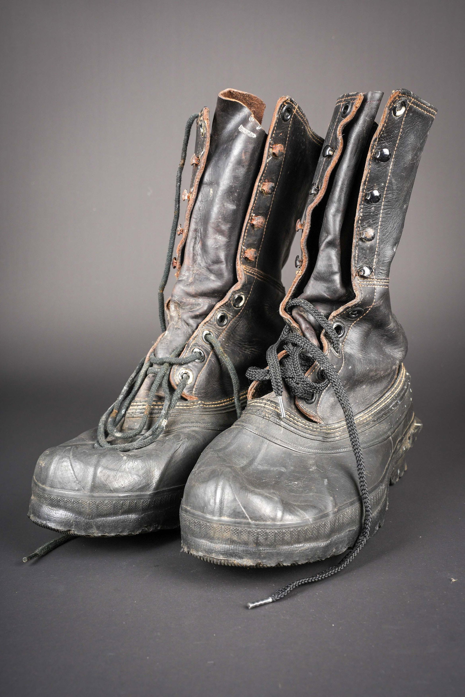 Shoe Pack US. US Army Shoe Pack.: Shoe Pack US. En cuir et caoutchouc noir. Cinq œillets et quatre œillets de lacage. Les lacets sont posterieures. Paire homogene. Les marquages interne sont illisibles. Etiquette marquee BBA au nive
