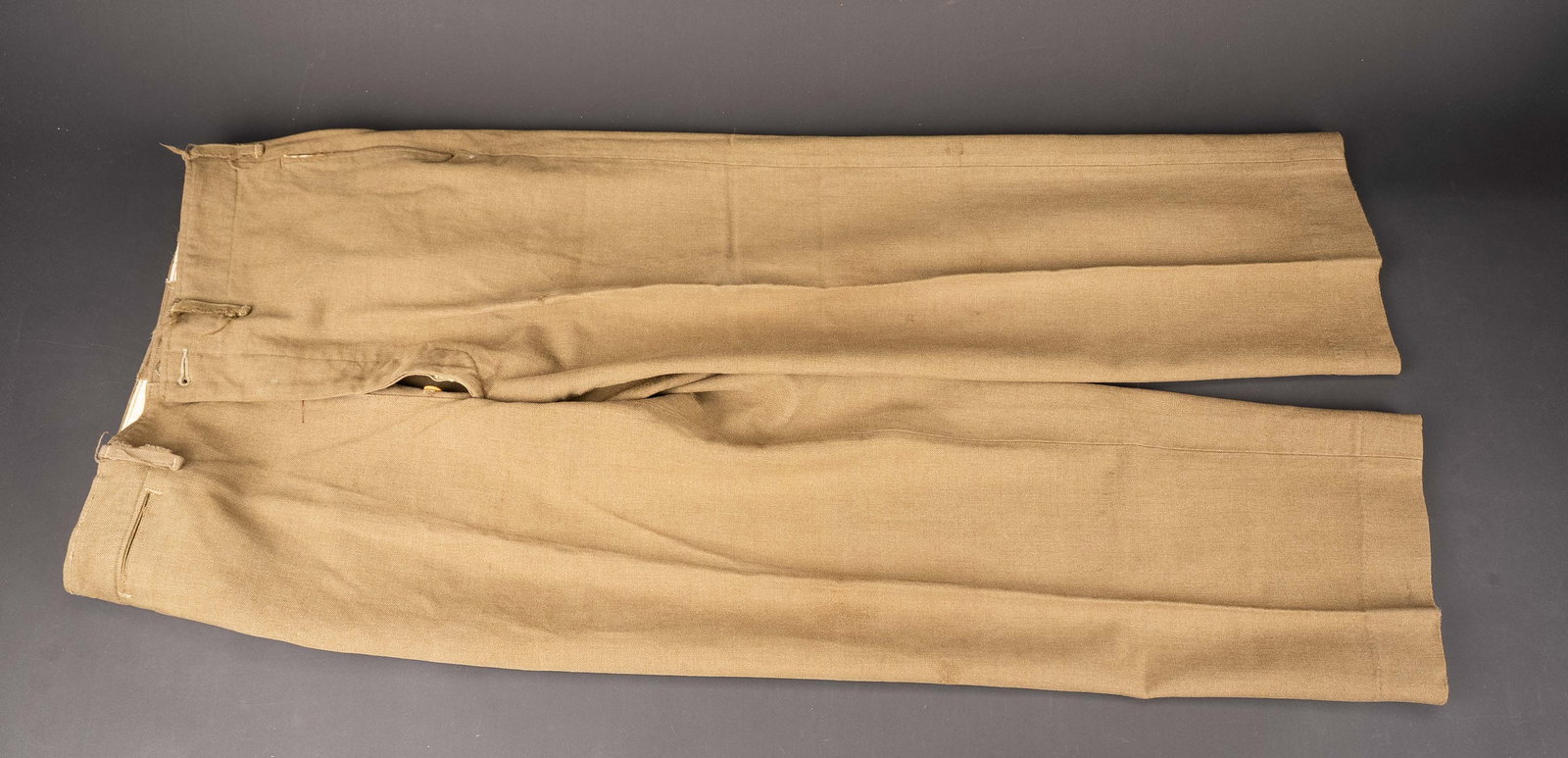 Pantalon moutarde. US mustard trousers.: Pantalon moutarde. En tissu type moutarde. Tous les boutons sont presents. Modele sans bavette anti-gaz. Interieur double en tissu coton blanc. Etiquette arrachee au niveau de la doublure de la poche,