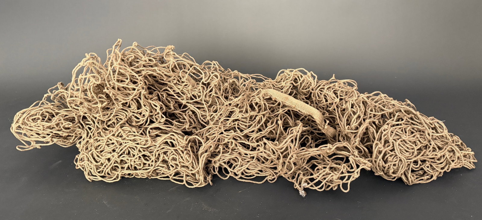 Filet de camouflage US. US camouflage net.: Filet de camouflage US. Fabrication en cordelettes avec mailles. Nombreux accrocs visibles. Etiquette marquee 36 x 36 FT, soit une dimension francaise de 110 x 110 cm. A noter une certaine usure et