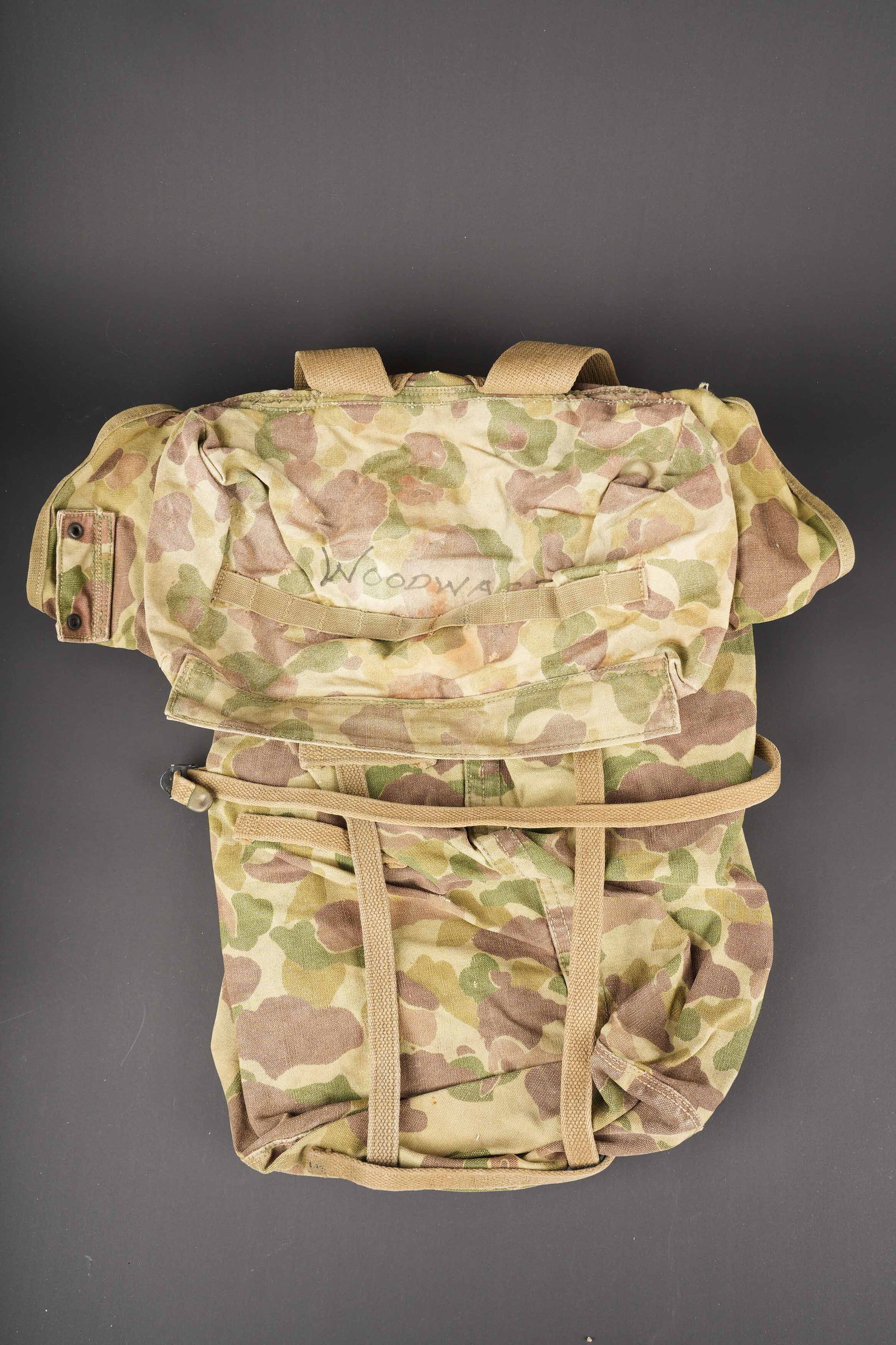 Sac a dos Jungle Pack camoufle. Jungle pack camouflage backpack.: Sac a dos Jungle Pack. En toile camoufle HBT. La majorite des sangles sont presentes. Les bretelles sont completes. Beau marquage US Sur le rabat. Fermeture eclaire fonctionnelle, le marquage est illi