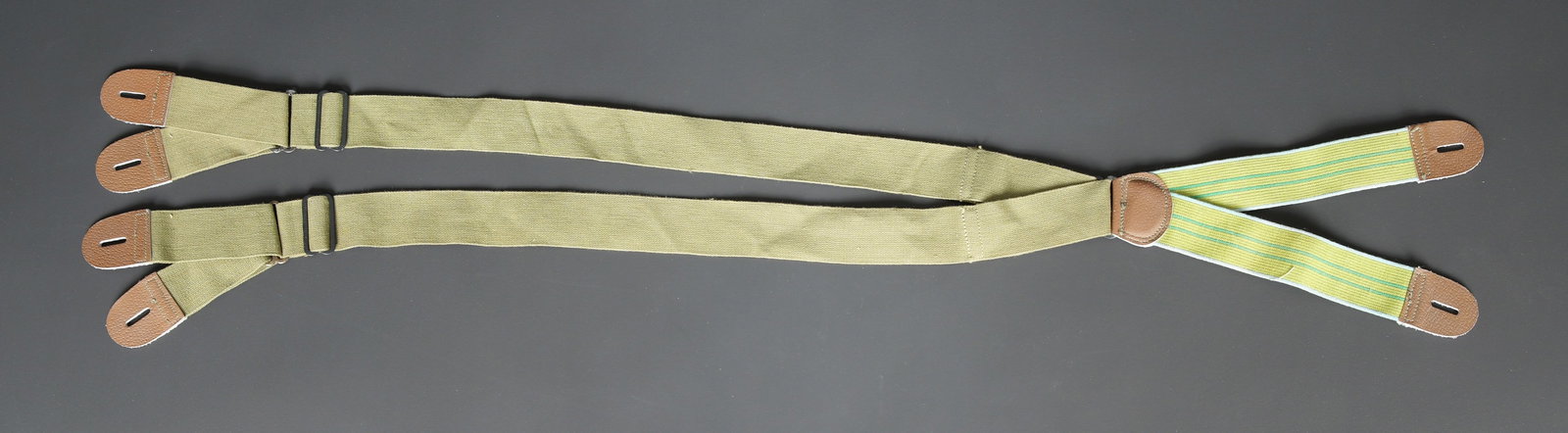 Bretelles de pantalon de parachutiste US M-42. M-1942 paratrooper trouser suspenders.: Bretelles de pantalon de parachutiste US M-42. Bretelles en toile OD, les pattes de fixation sont en cuir marron. La partie elastique est en tres bon etat. Sans marquages visibles. A noter une legere