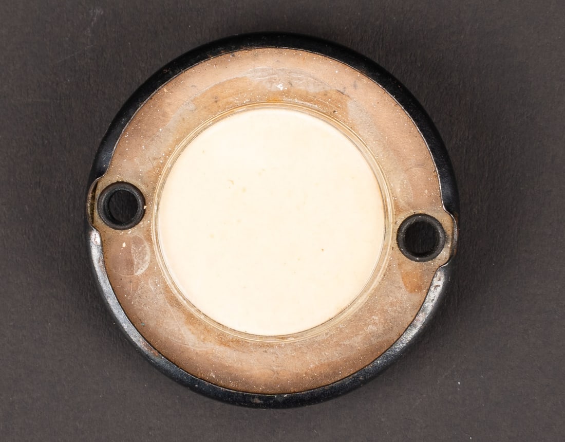 Pastille de signalisation parachutiste US. US paratrooper signal marker panel.: Pastille de signalisation dun parachutiste US. Modele phosphorescent la nuit. Clips arriere complet. Marquages Poison inside. Quelques traces doxydation au dos. A noter une certaine usure et patine de