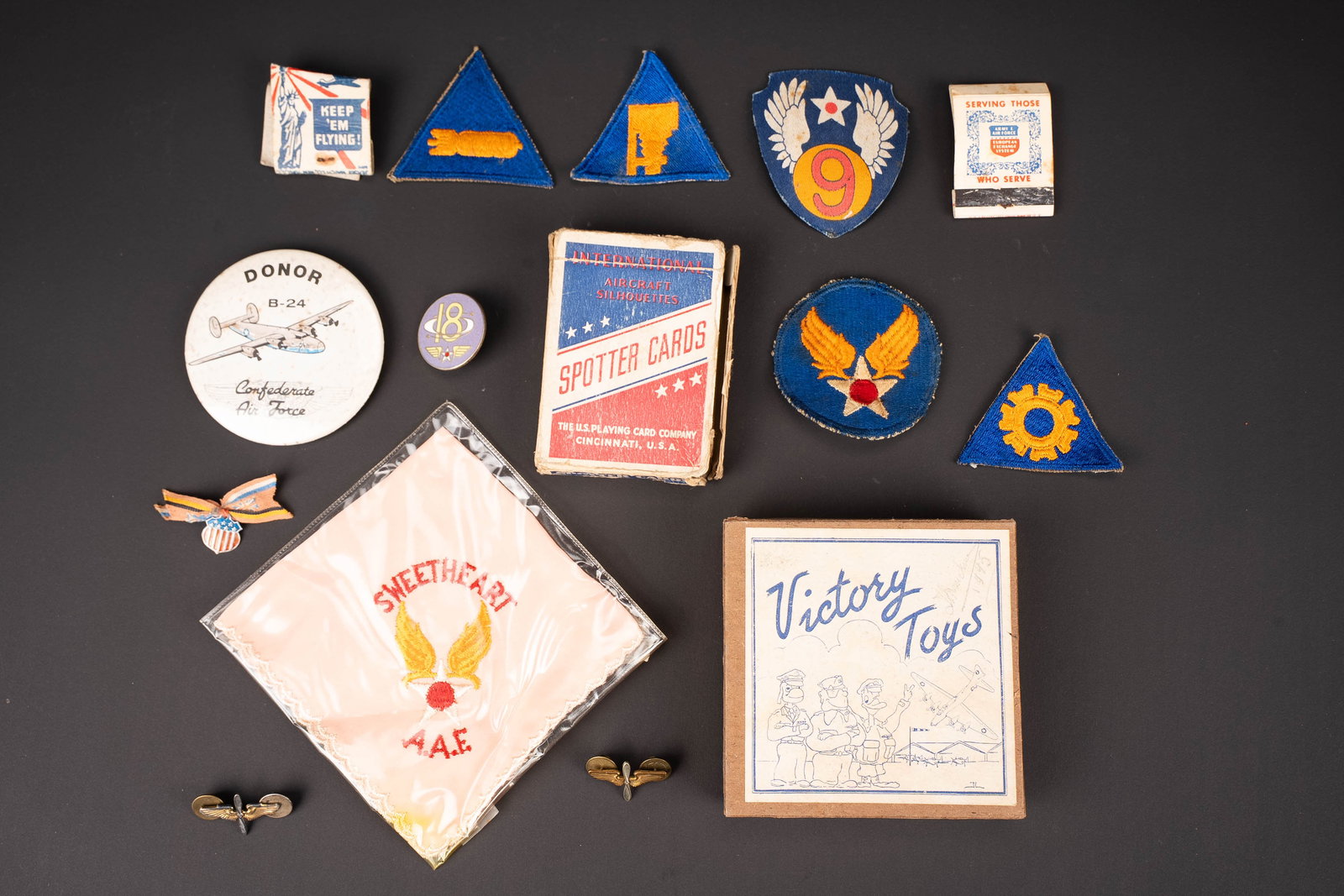 Accessoires USAAF. USAAF accessories.: Accessoires USAAF. Comprenant un badge Donor B-24 Confederate Air Force, attache complete. Un insigne de specialite photographe. Un insigne de specialite de specialite armement. Un insigne imprime de