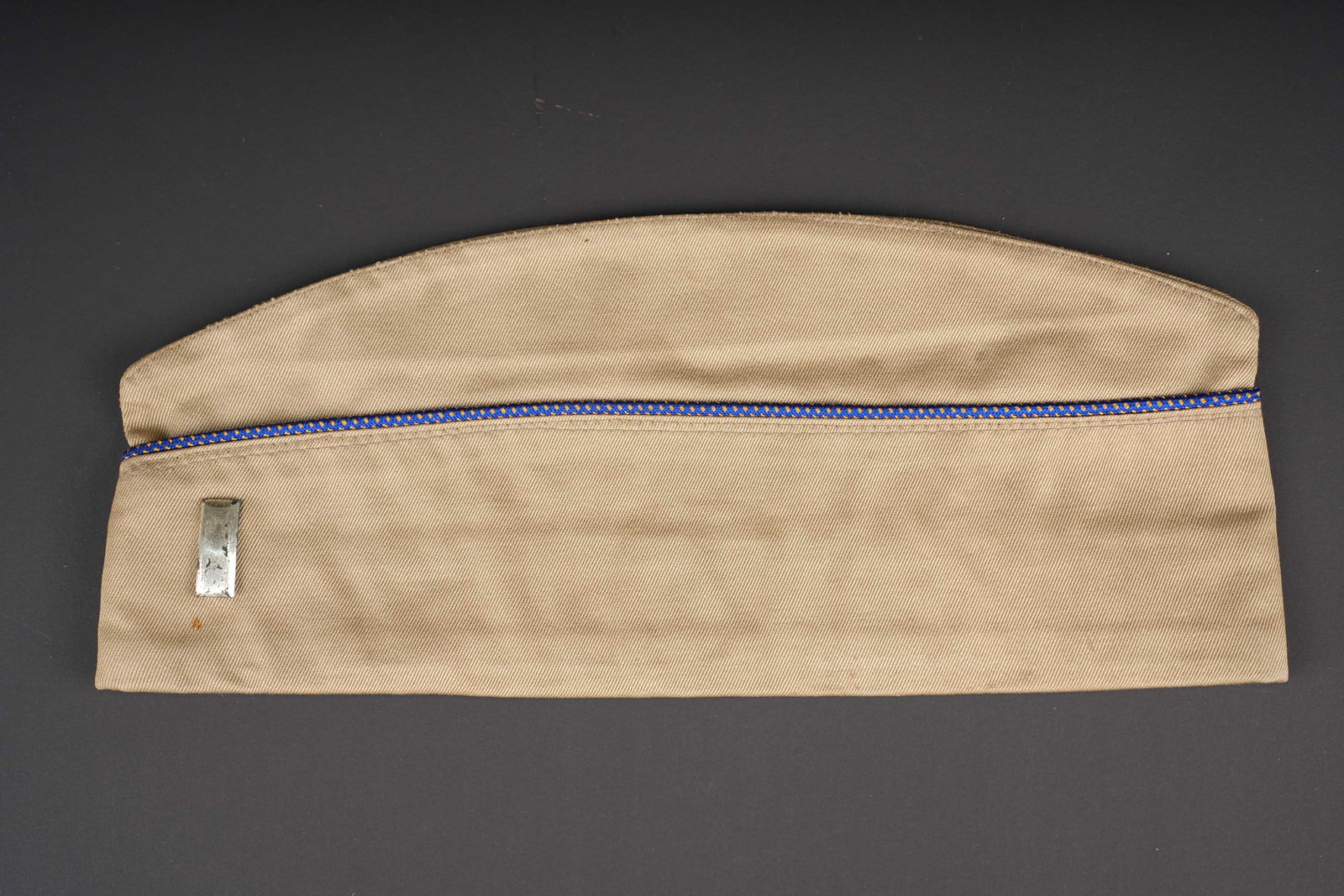 Calot USAAF. USAAF garrison cap.: Calot USAAF. En tissu coton chino. Lisere orange et bleu typique de lUSAAF. Grade de Lieutenant en metal. Bandeau de sudation en toile. Etiquette indiquant une taille 7 1/2. A noter une legere usure